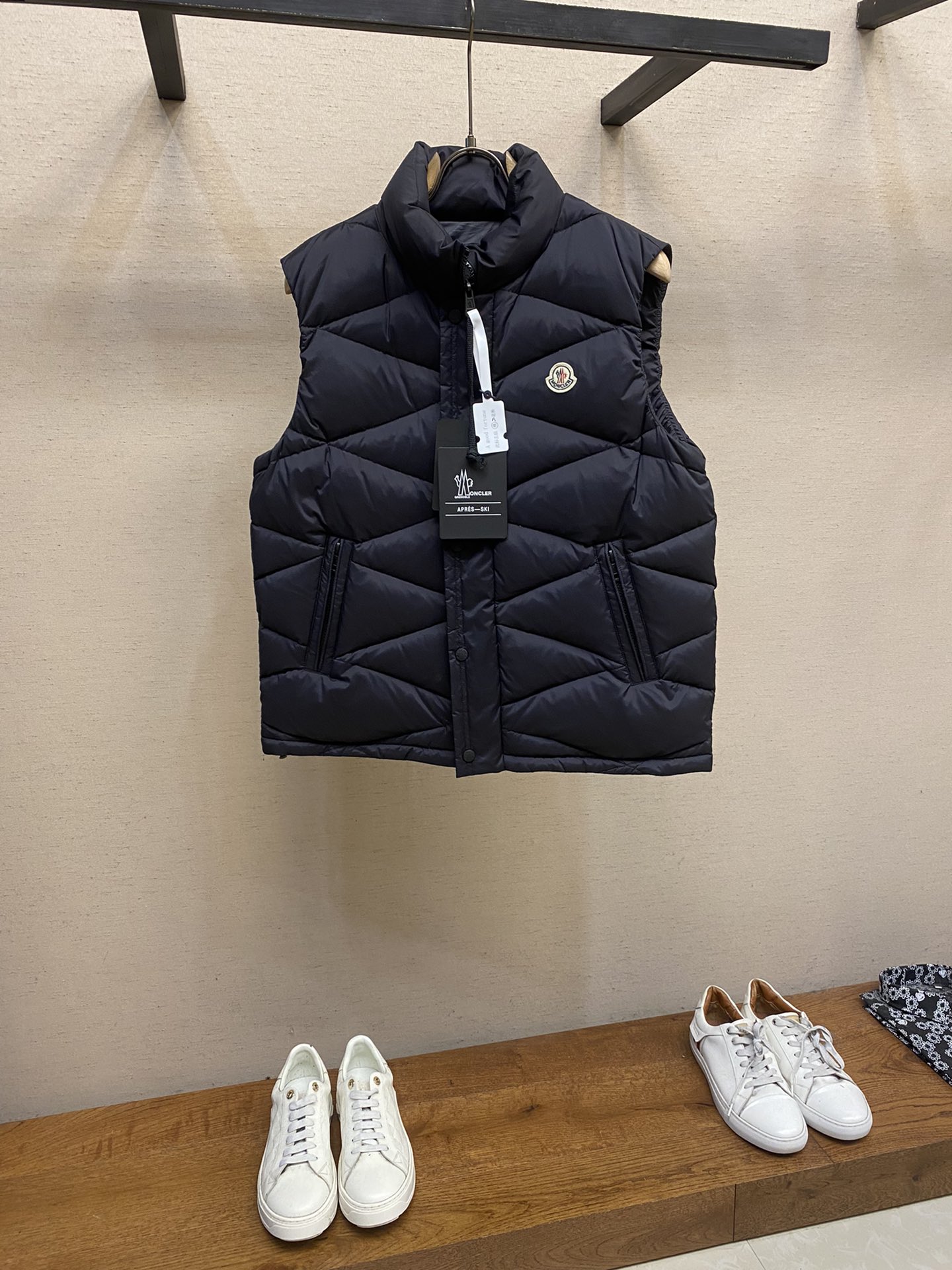 Moncler2024秋冬Mon*ler立领棱格羽绒背心马甲经典常规款的羽绒马甲背心再次打开无敌前卫造型