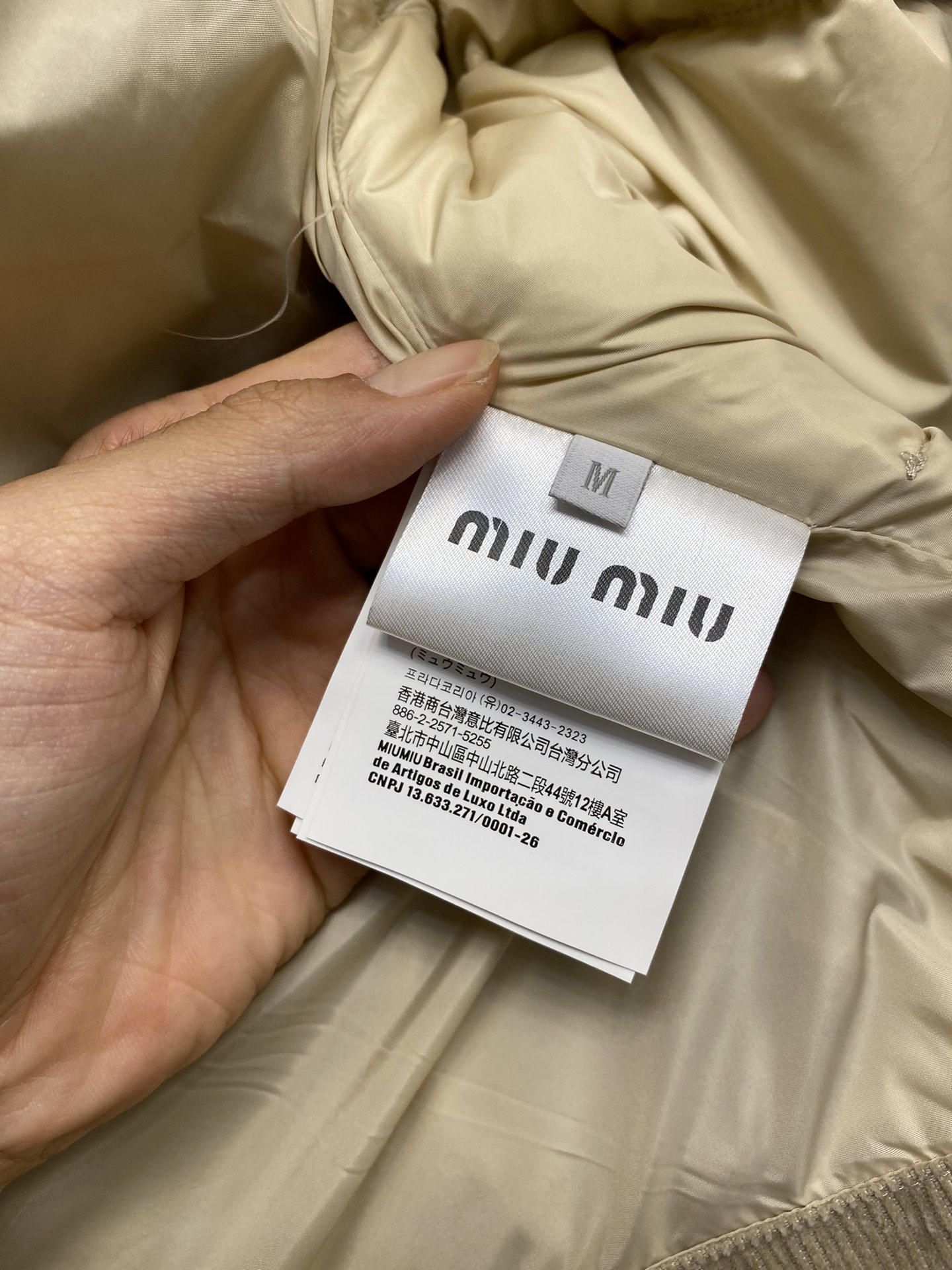 MIUMIU暖色灯芯绒羽绒服优质的面料灯芯绒材质采用灯芯绒面料手感柔软细腻保暖性良好同时灯芯绒的表面纹路