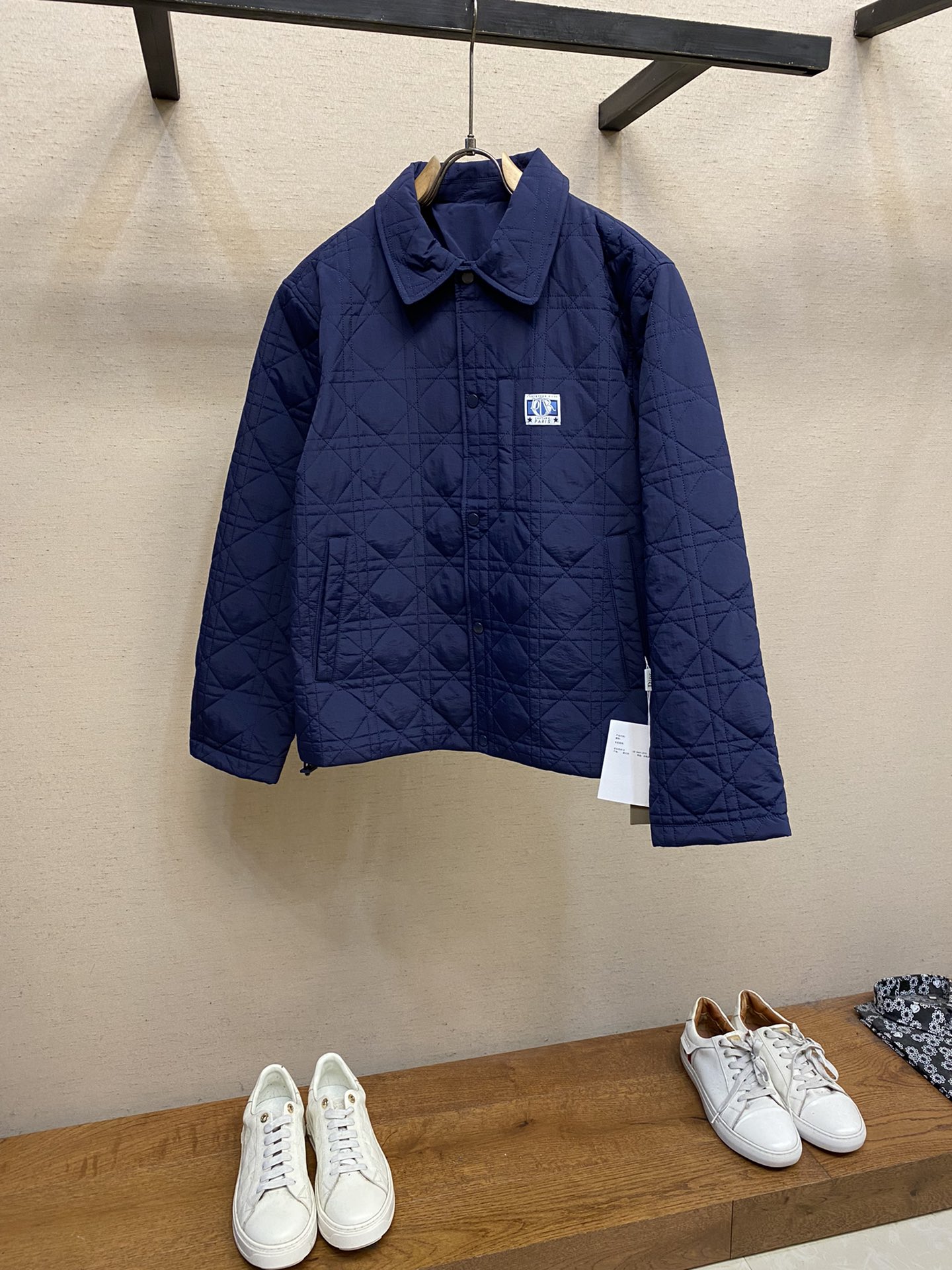 Dior/迪奥24秋冬新款藤格纹休闲夹克棉服外套正面胸前饰有对比鲜明的DiorCharm标签Dior经典