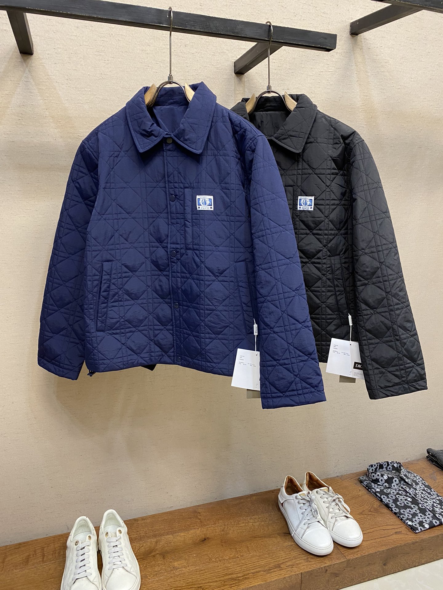 Dior/迪奥24秋冬新款藤格纹休闲夹克棉服外套正面胸前饰有对比鲜明的DiorCharm标签Dior经典