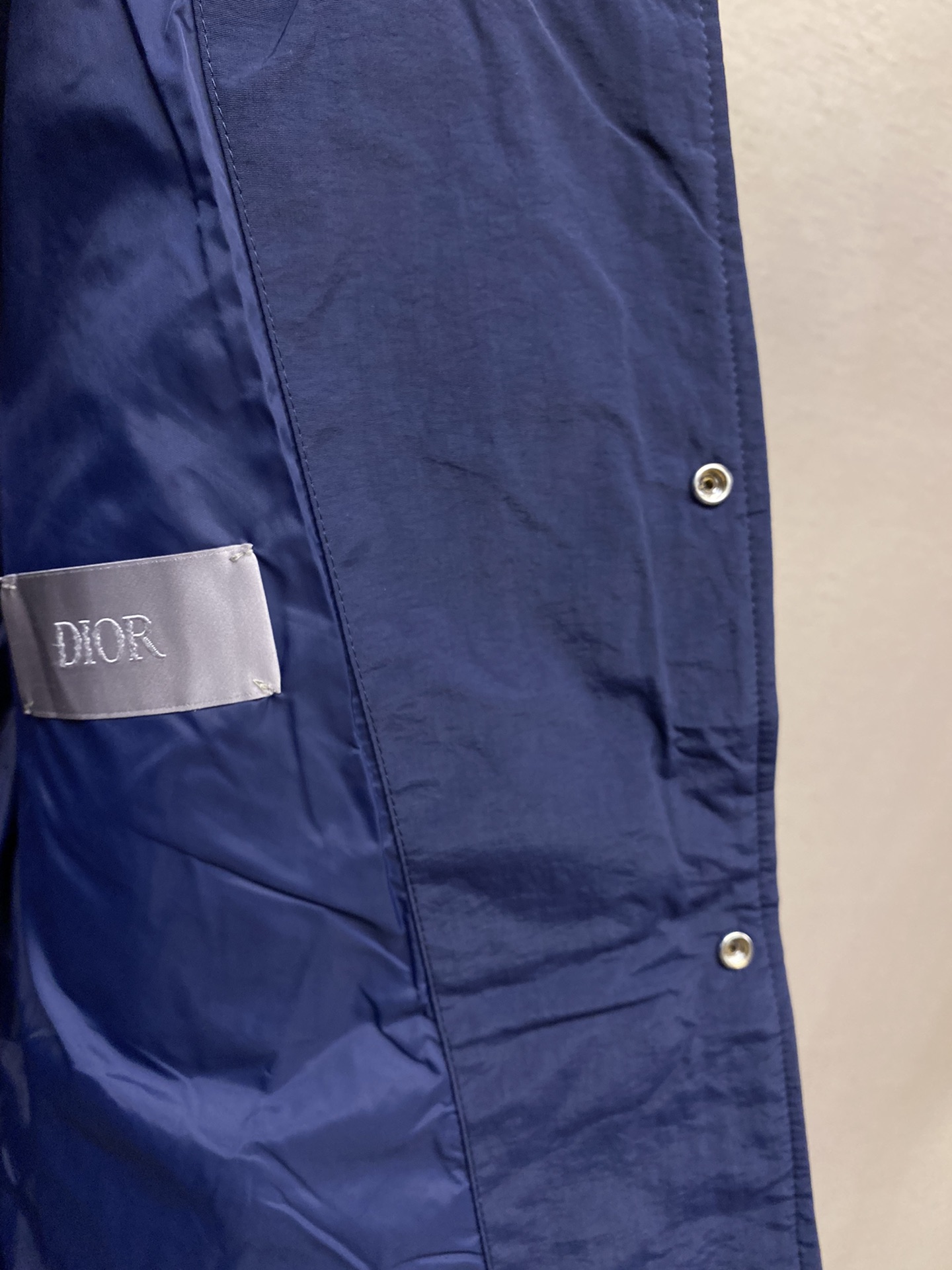 Dior/迪奥24秋冬新款藤格纹休闲夹克棉服外套正面胸前饰有对比鲜明的DiorCharm标签Dior经典