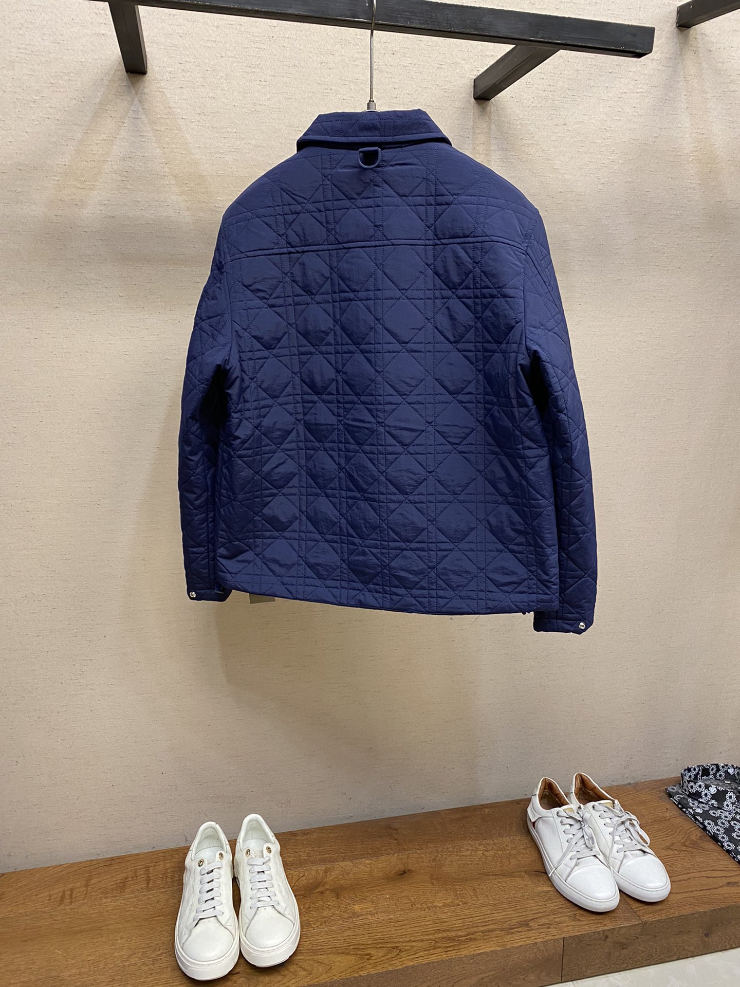 Dior/迪奥24秋冬新款藤格纹休闲夹克棉服外套正面胸前饰有对比鲜明的DiorCharm标签Dior经典