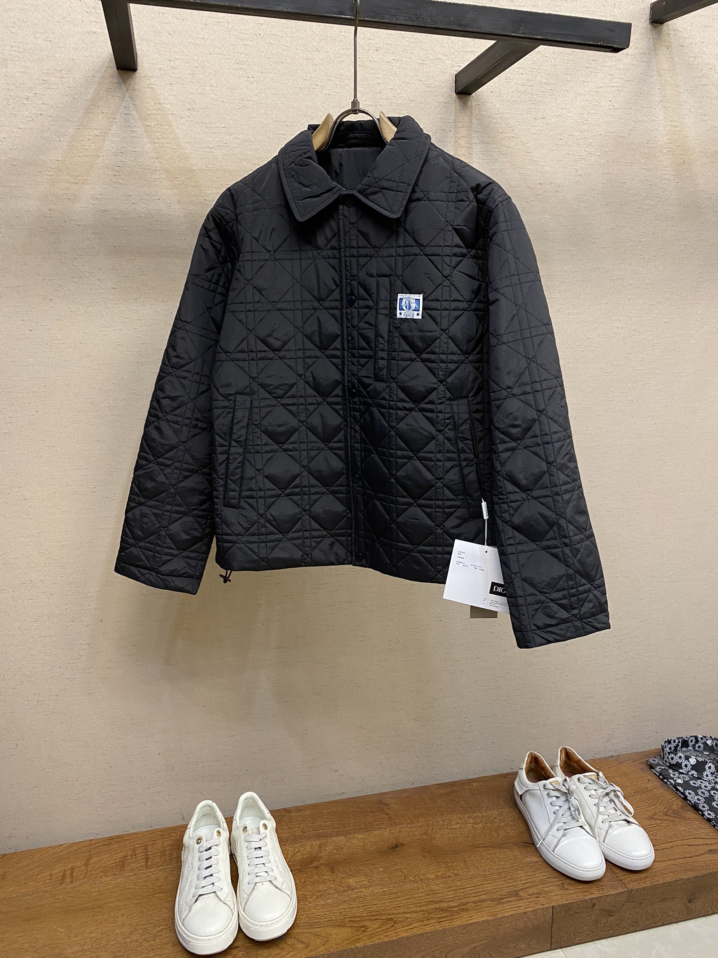 Dior/迪奥24秋冬新款藤格纹休闲夹克棉服外套正面胸前饰有对比鲜明的DiorCharm标签Dior经典