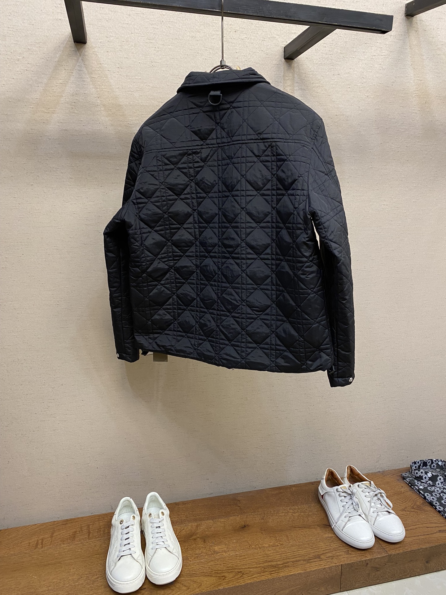 Dior/迪奥24秋冬新款藤格纹休闲夹克棉服外套正面胸前饰有对比鲜明的DiorCharm标签Dior经典