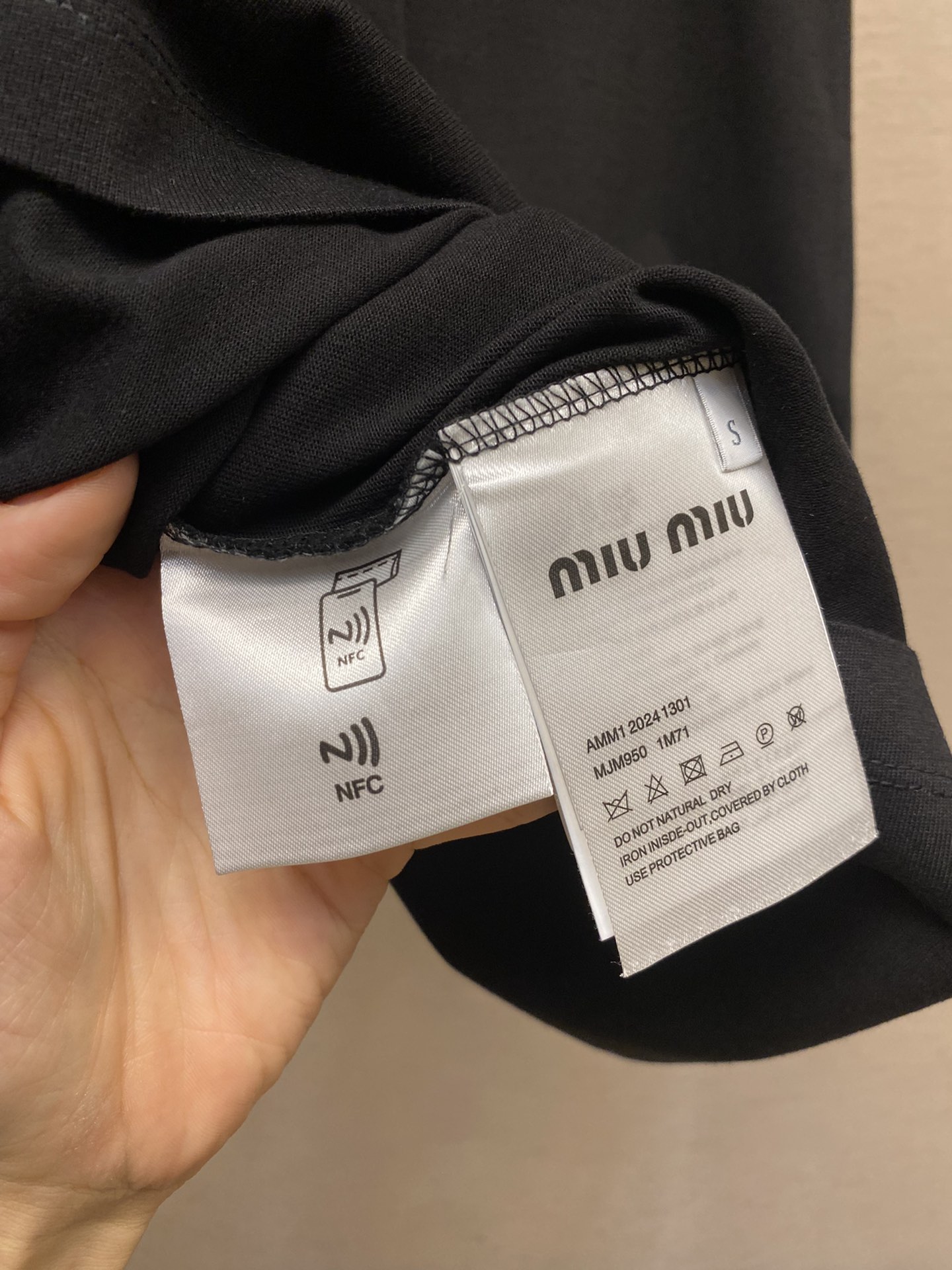 Miumiu/缪缪MiuMiu经典刺绣logo字母徽标口袋长袖T恤成衣洗水工艺更舒适增添标志性元素真的是