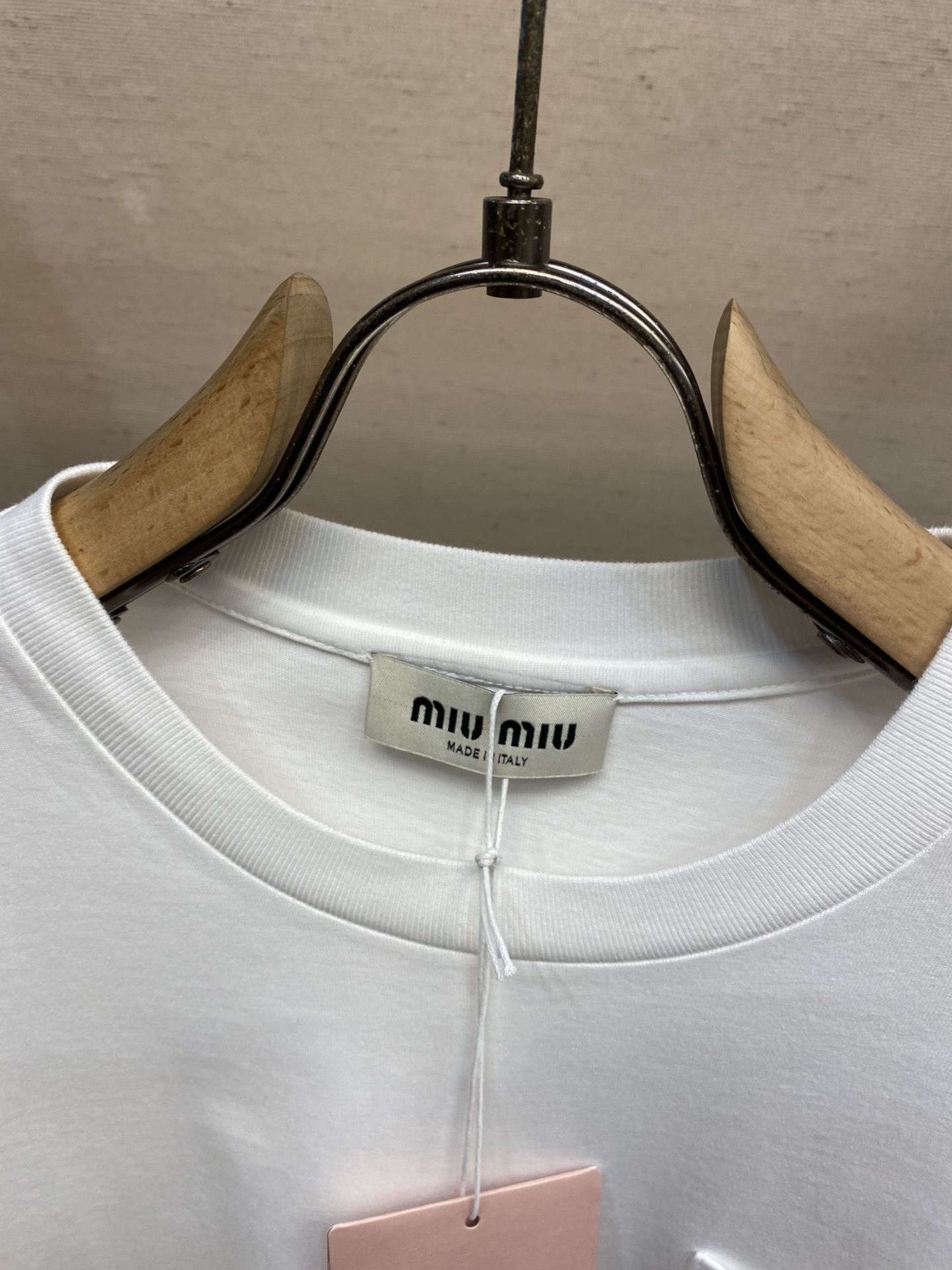 Miumiu/缪缪MiuMiu经典刺绣logo字母徽标口袋长袖T恤成衣洗水工艺更舒适增添标志性元素真的是