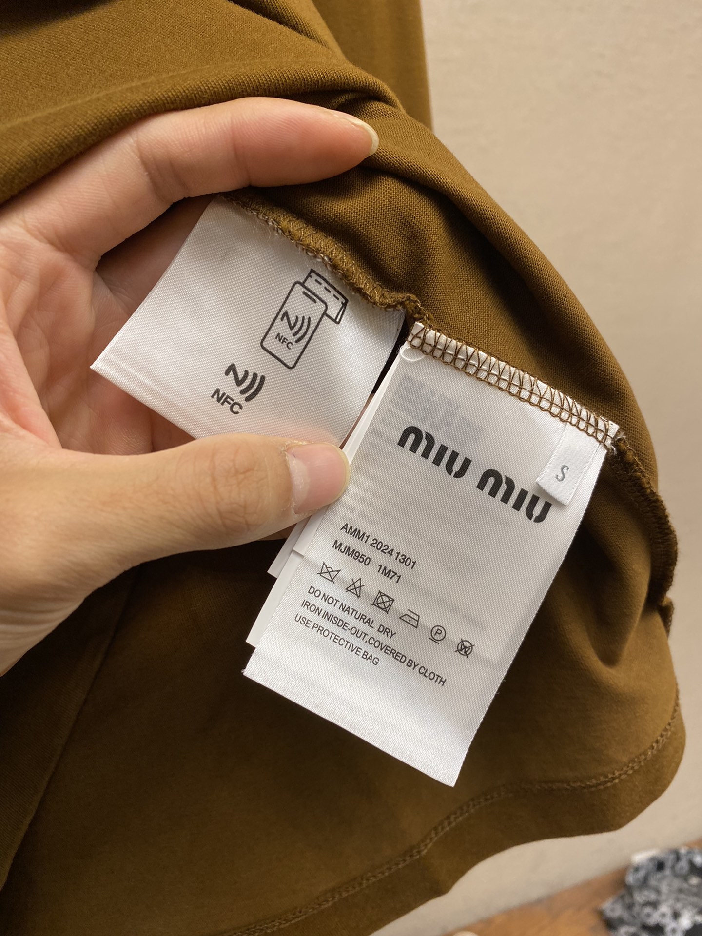 Miumiu/缪缪MiuMiu经典刺绣logo字母徽标口袋长袖T恤成衣洗水工艺更舒适增添标志性元素真的是