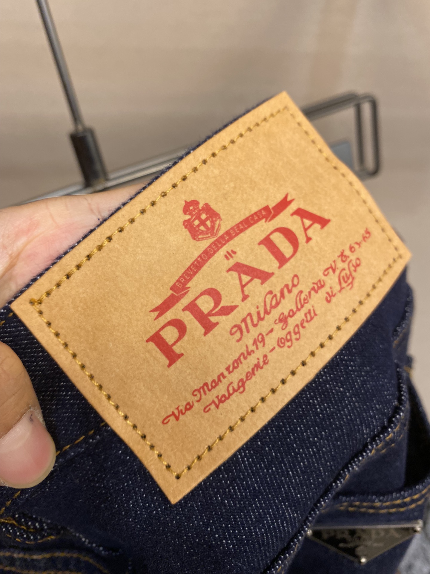 Prada2024ss好穿不挑身材在搭配上没有太多的限制随意简洁的衬托其他单品来展现自己的风格姿态对于它