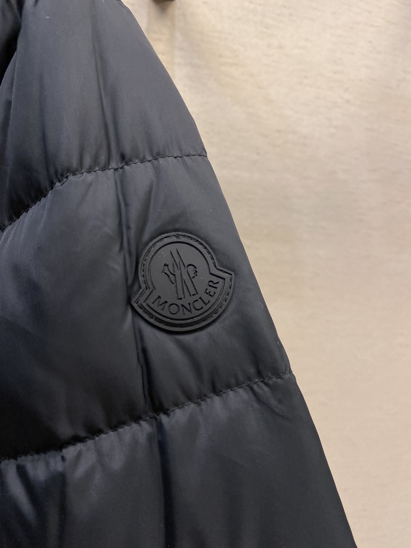 MonclerMON24年新品Valmasque男士可拆卸兜帽羽绒服外套Valmasque羽绒服采用轻盈