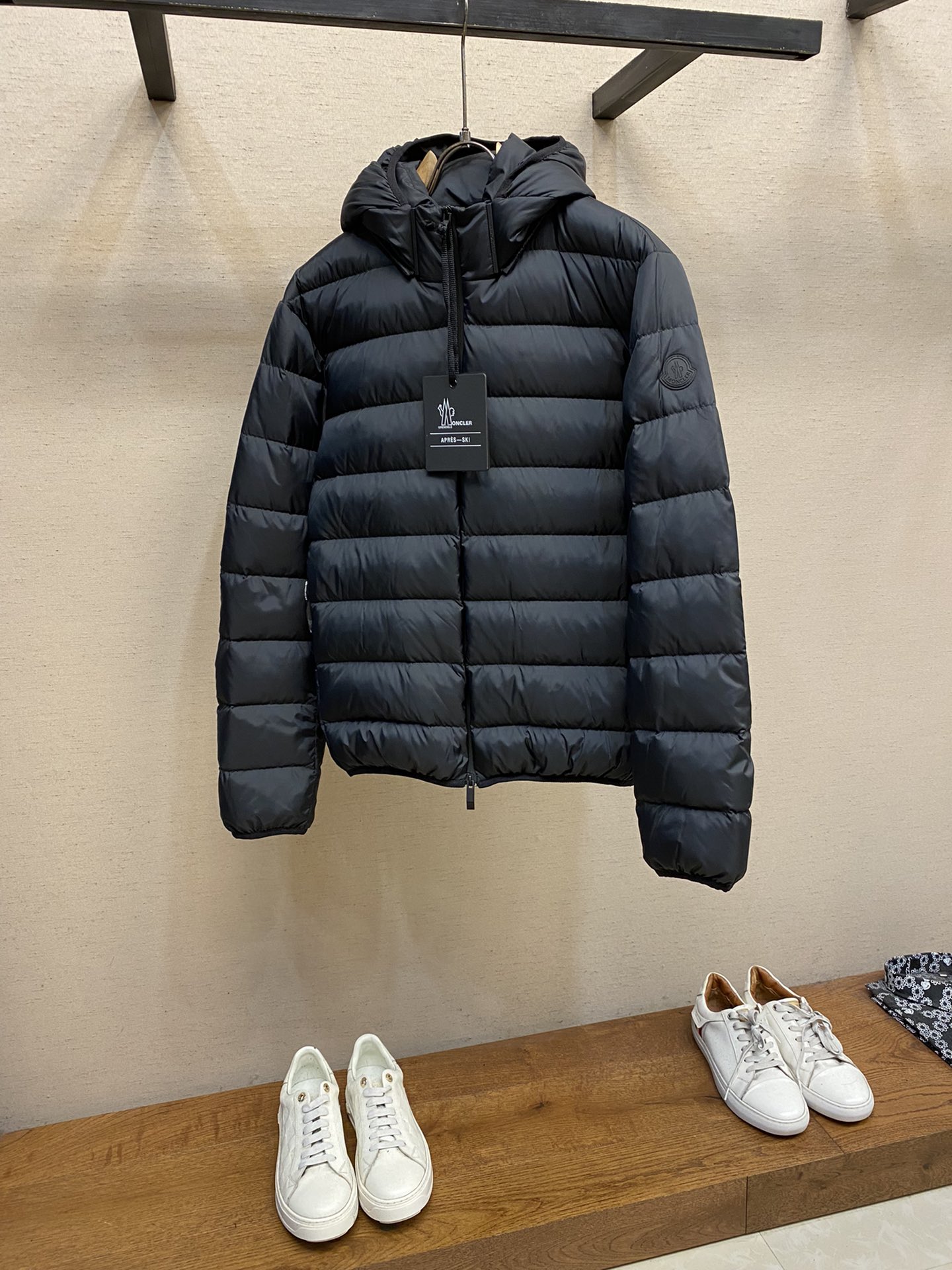 MonclerMON24年新品Valmasque男士可拆卸兜帽羽绒服外套Valmasque羽绒服采用轻盈