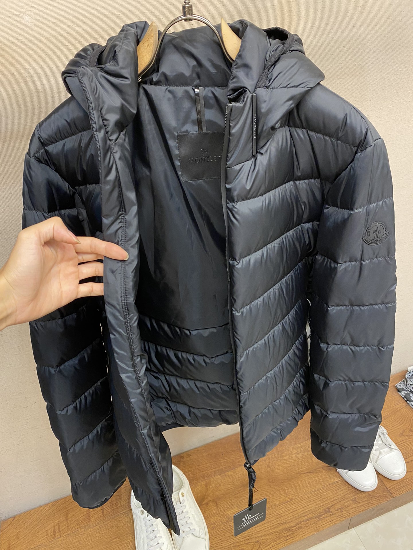 MonclerMON24年新品Valmasque男士可拆卸兜帽羽绒服外套Valmasque羽绒服采用轻盈