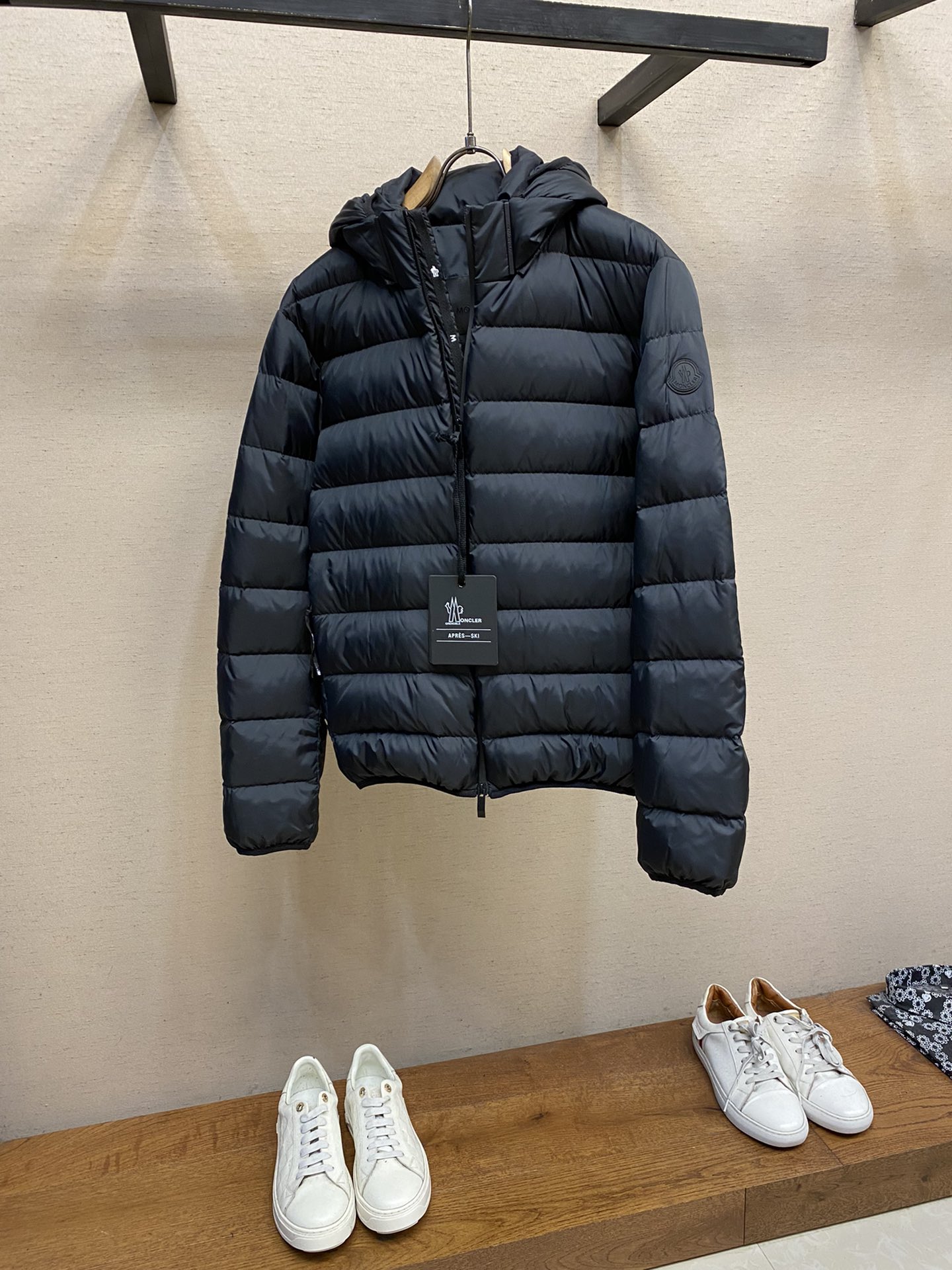 MonclerMON24年新品Valmasque男士可拆卸兜帽羽绒服外套Valmasque羽绒服采用轻盈