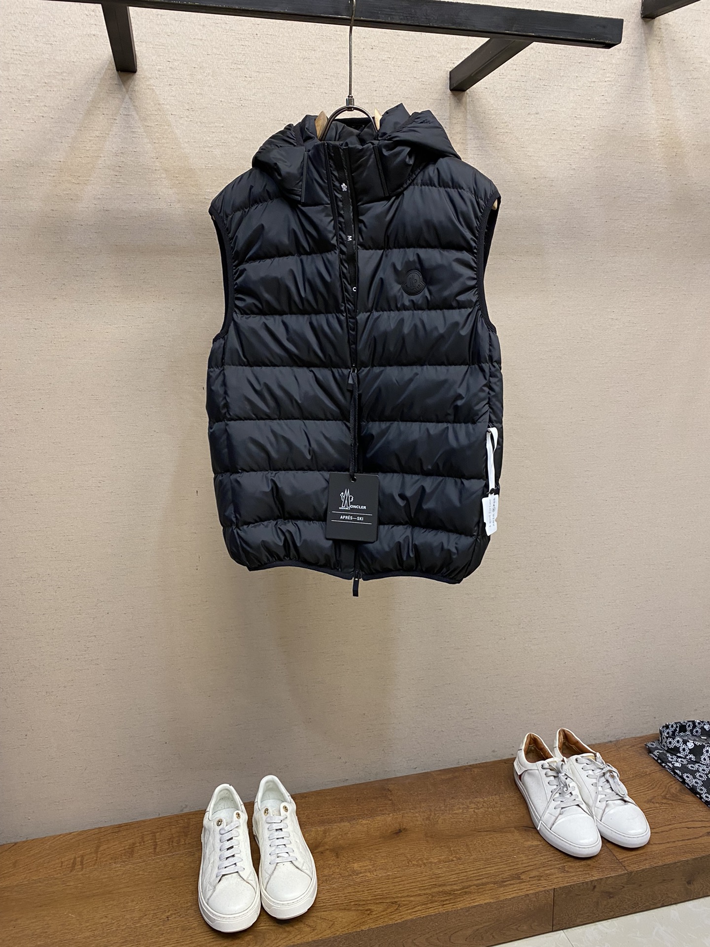 MonclerMON24年新品Valmasque男士可拆卸兜帽羽绒马甲Valmasque羽绒马甲采用轻盈