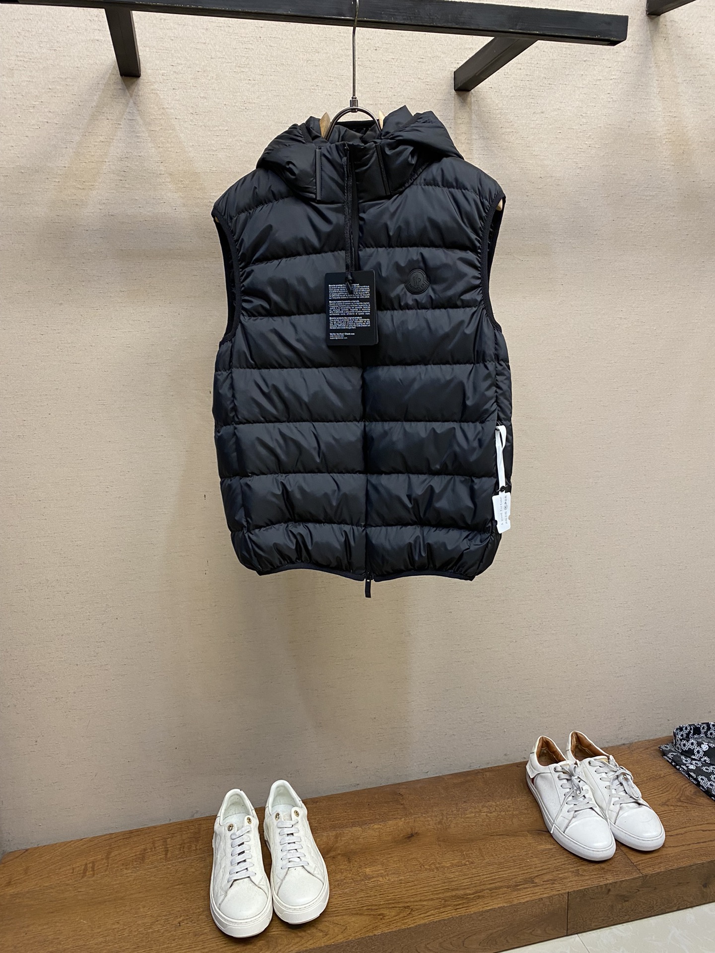 MonclerMON24年新品Valmasque男士可拆卸兜帽羽绒马甲Valmasque羽绒马甲采用轻盈