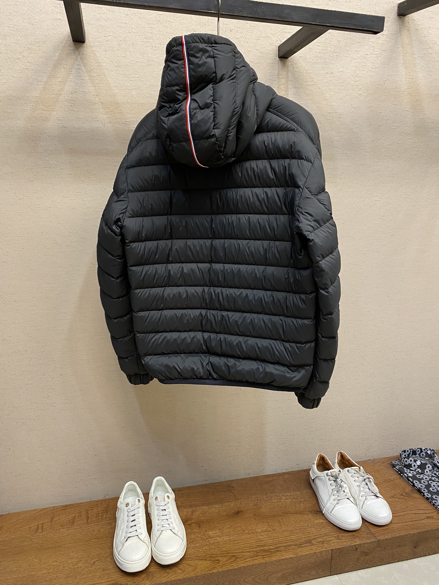 Moncler24秋冬专柜最新款连帽羽绒服！降温天气必备的保暖单品不论是日常还是户外运动都能穿给人不一样