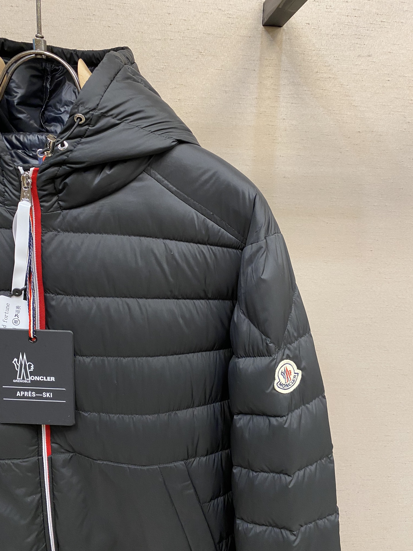 Moncler24秋冬专柜最新款连帽羽绒服！降温天气必备的保暖单品不论是日常还是户外运动都能穿给人不一样