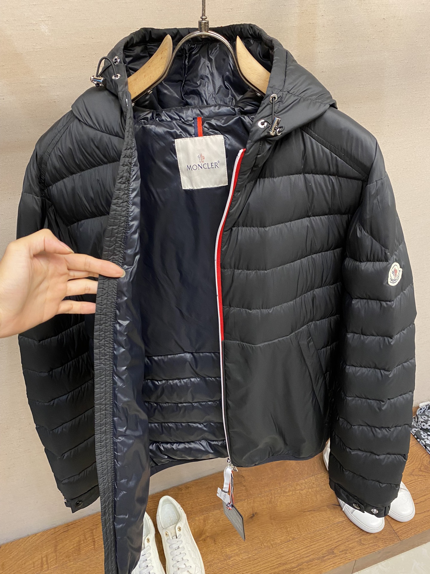 Moncler24秋冬专柜最新款连帽羽绒服！降温天气必备的保暖单品不论是日常还是户外运动都能穿给人不一样