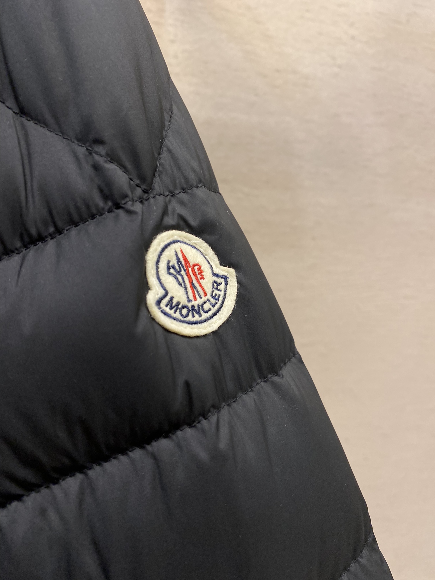 Moncler24秋冬专柜最新款连帽羽绒服！降温天气必备的保暖单品不论是日常还是户外运动都能穿给人不一样