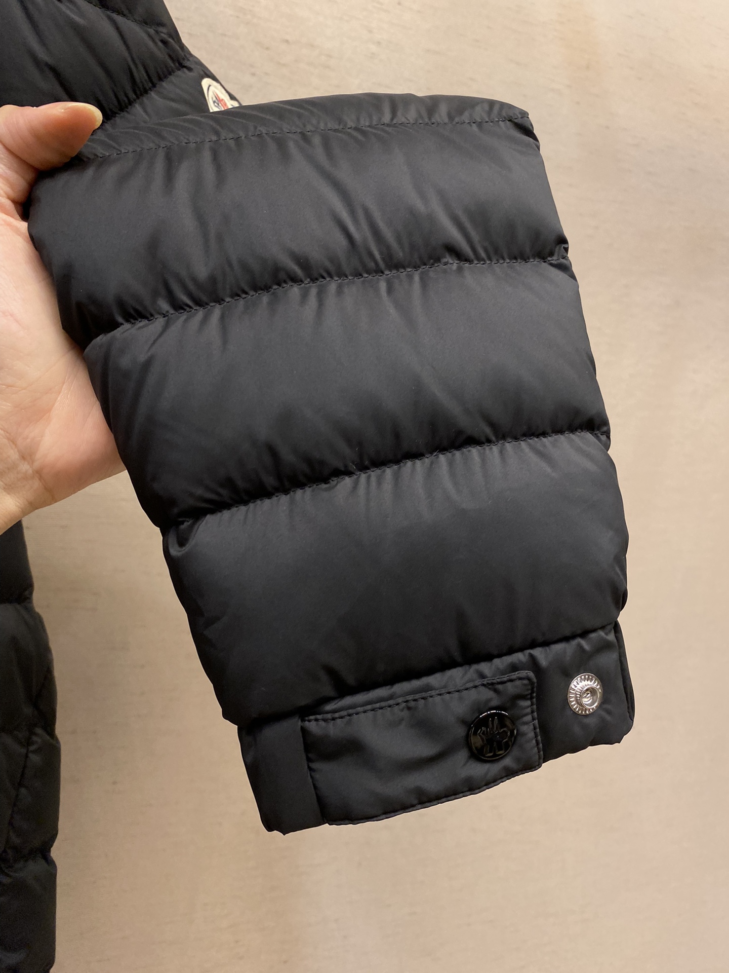 Moncler24秋冬专柜最新款连帽羽绒服！降温天气必备的保暖单品不论是日常还是户外运动都能穿给人不一样