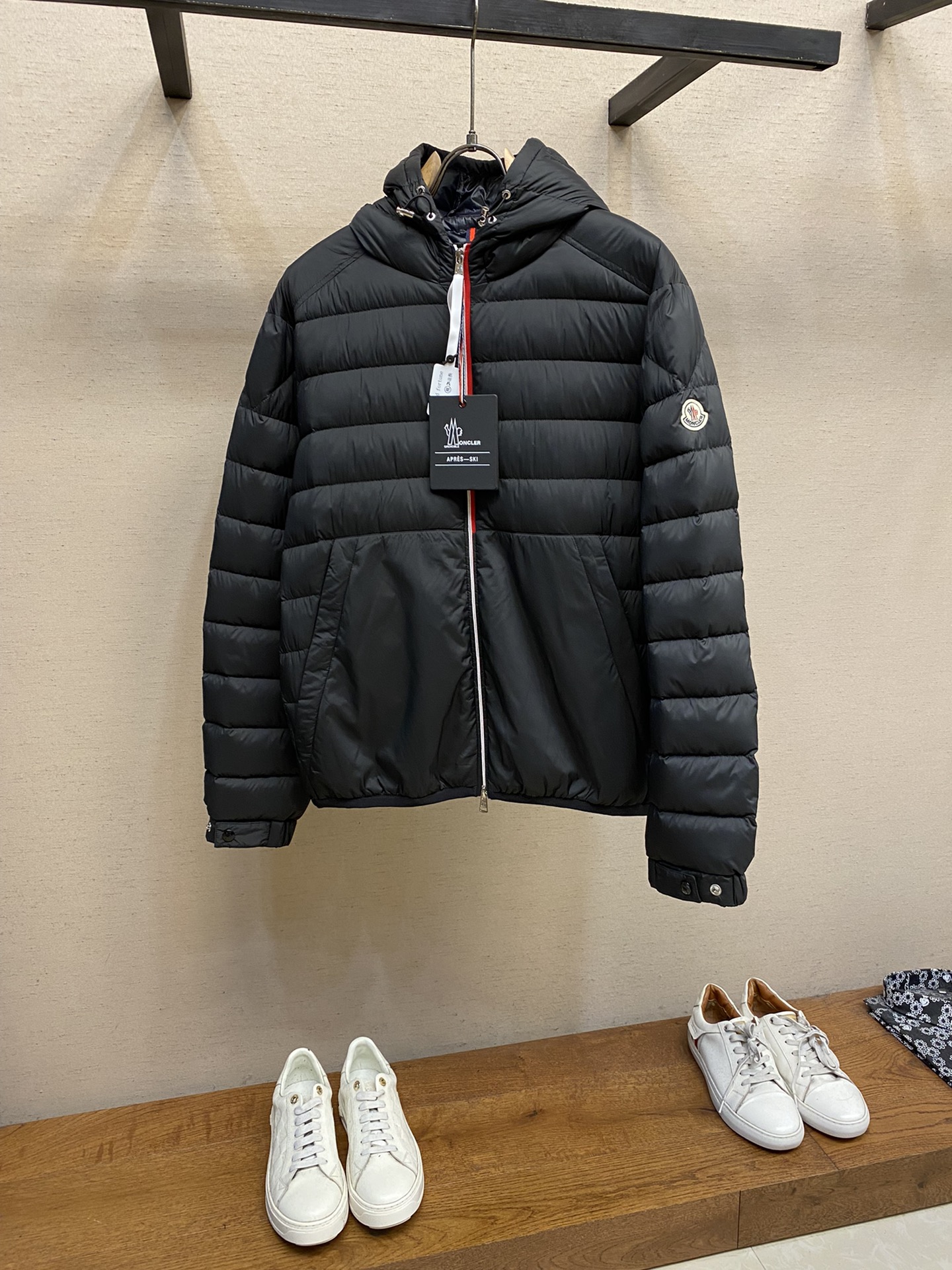 Moncler24秋冬专柜最新款连帽羽绒服！降温天气必备的保暖单品不论是日常还是户外运动都能穿给人不一样