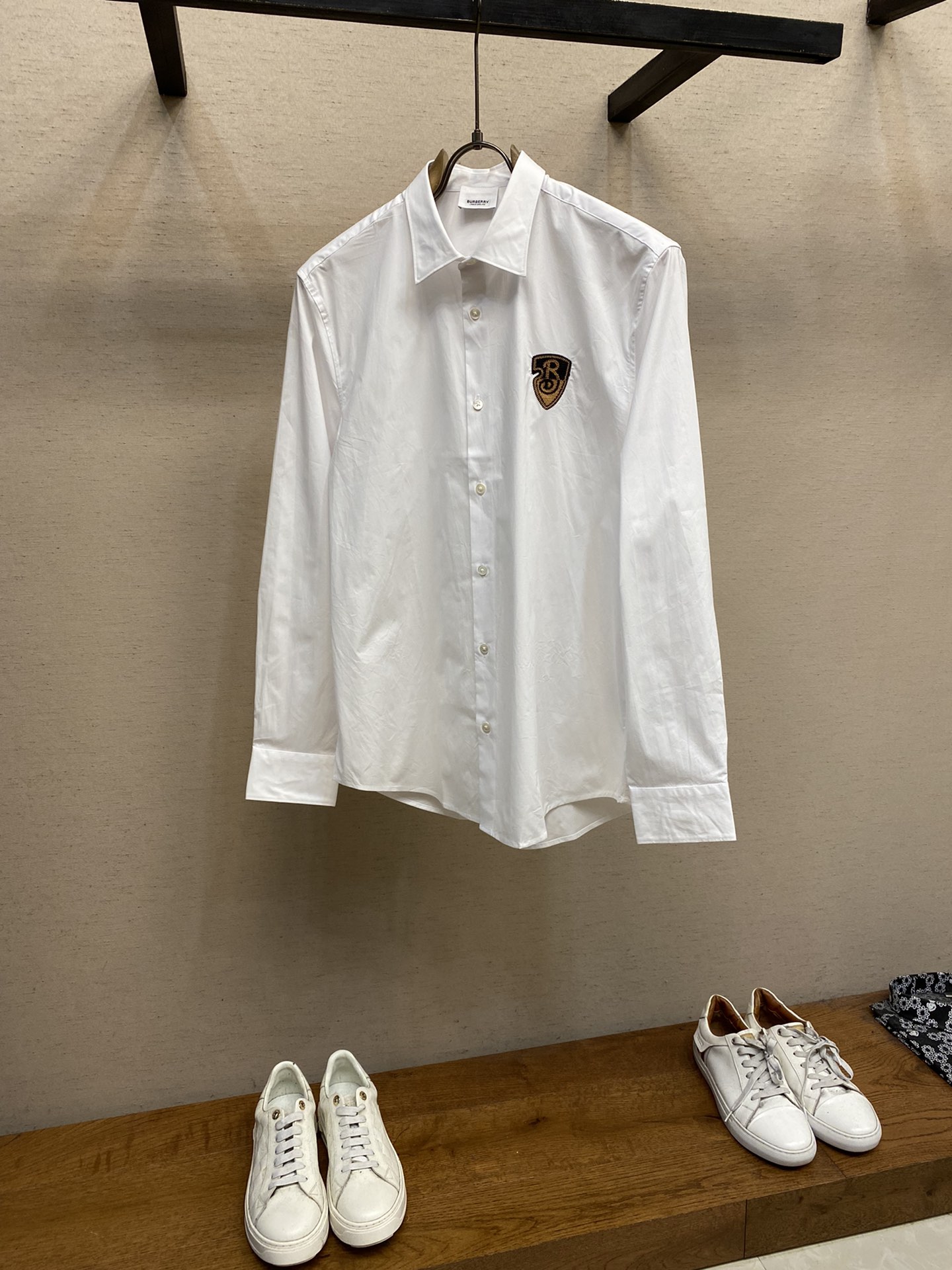 NO:951970,BBR, BUR solid color embroidered shield new men's high-end fashion high-count cotton fabric Logo embroidered men's small peak collar business casual long-sleeved shirt!  !  !  !  !  !  !  The design is in line with Barry's aesthetic design, with a large logo embroidered on the chest, which is very recognizable. It is a soul-like modification, quite fashionable, and full of British accent!  The details are full of high-end and luxurious shell buckle embellishments, paired with a small lapel design, which is both age-reducing and fashionable. It is full of energy and can easily highlight your temperament. The upper body effect is smart and neat, with both style and style. It is a versatile and practical shirt!  The fabrics are selected from high-grade imported ready-made high-count cotton fabrics, custom-woven and dyed in the tailor-made process of well-established workshops. It is an extremely luxurious and special material. The fabric properties are all treated with superior craftsmanship. The fabric has extremely high gloss, the mesh structure is delicate and natural, and the comfort and breathability are perfect. The tactile experience is self-evident, and you can enjoy the ultimate luxury!  The details are full of craftsmanship, and the accessories are all provided by customers. The workmanship is extremely rigorous and elegant. The overall outline structure continues the basic shape of the B family, expressing the simple and elegant characteristics in place!  Size S-2XL Color black, white Size S shoulder width 44cm - chest 99cm - length 74cm - sleeve length 63cm Size M shoulder width 45cm - chest 103cm - length 75cm - sleeve length 64cm Size L shoulder width 46cm - chest 107cm - length 76cm - sleeve length 65cm Size CL shoulder width 47cm - chest 111cm - length 77cm - sleeve length 66cm  XXL size shoulder width 48cm-bust 115cm-length 78cm-sleeve length 67cm,,burberry,shirts,19860909BBR、BUR净色刺绣盾牌新品男士高端时装款高支棉面料Logo刺绣男士小尖领商务休闲长袖衬衫！！！！！！！ 设计符合巴*莉美学设计,胸前刺绣大Logo打造,辨识度非常鲜明,属于灵魂式的修饰,颇具时髦感,满满的英伦腔调！细节之处尽显高级奢侈感十足的贝壳扣点缀,搭配小翻领设计,减龄又时髦,充满活力且极易凸显出气质感,上身效果干练利落,型格兼具,百搭实穿性极好的一款衬衫！ 面料甄选高级进口成衣高支棉面料,老牌工坊成衣工序定织定染,极为奢华特殊的材质,面料属性皆为上乘工艺处理,面料光泽度极高,网眼结构细腻自然,舒适性与透气性完美兼备,触感体验不言而喻,奢华极致享受！细节之处尽显匠心工艺,辅料皆为客供,做工极为严谨考究,通体的轮廓构造延续了B家基础形态,将简约大气的特征表现到位！ 尺码S-2XL 颜色黑色,白色 S码肩宽44cm-胸围99cm-衣长74cm-袖长63cm M码肩宽45cm-胸围103cm-衣长75cm-袖长64cm L码肩宽46cm-胸围107cm-衣长76cm-袖长65cm CL码肩宽47cm-胸围111cm-衣长77cm-袖长66cm XXL码肩宽48cm-胸围115cm-衣长78cm-袖长67cm,,burberry,shirts,,Men's clothing