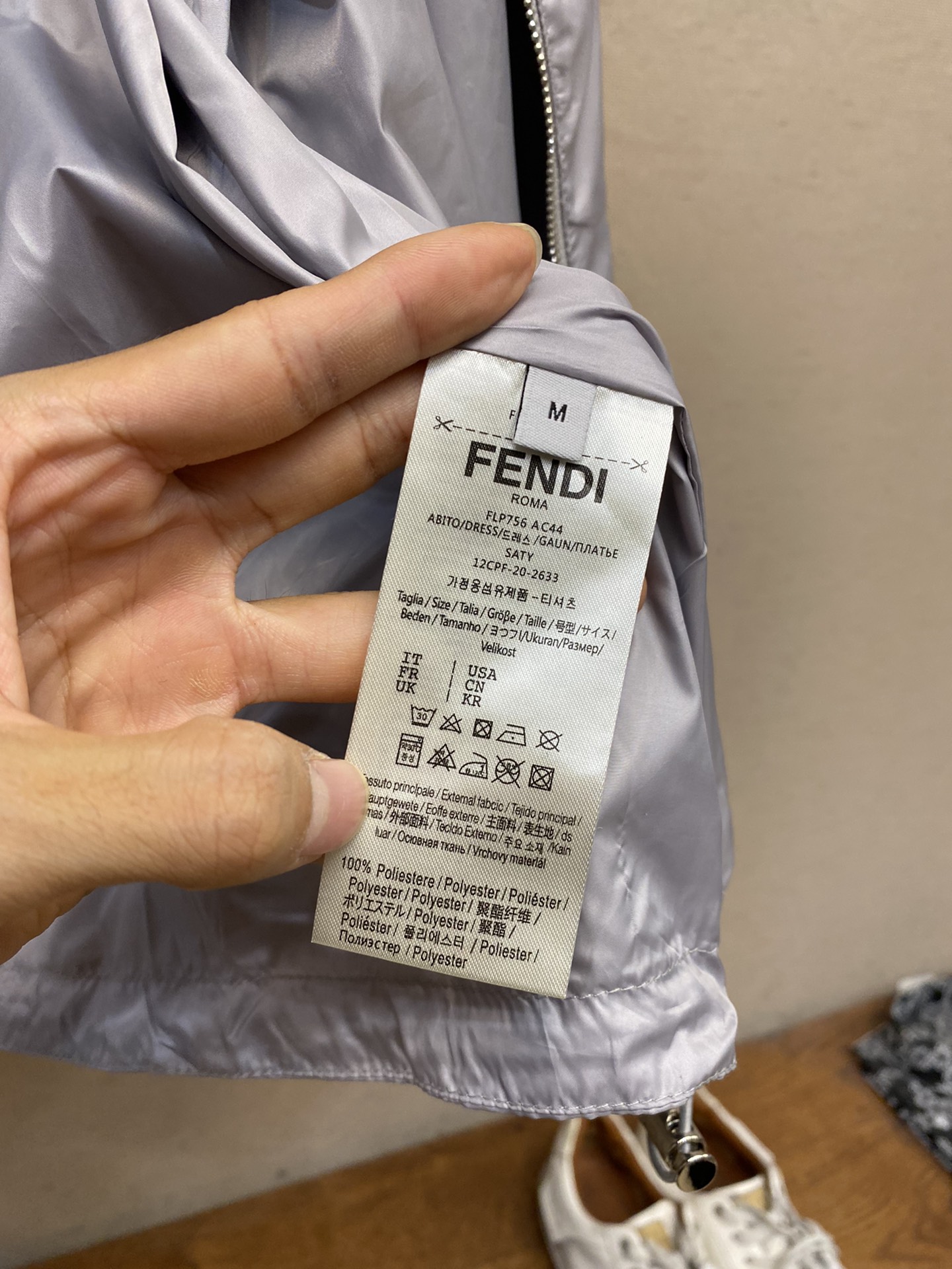 Fendi/芬迪24新款男装浅灰色超轻尼龙材质双头拉链开合连帽风衣外套胸前饰有同色系FENDIROMA刺