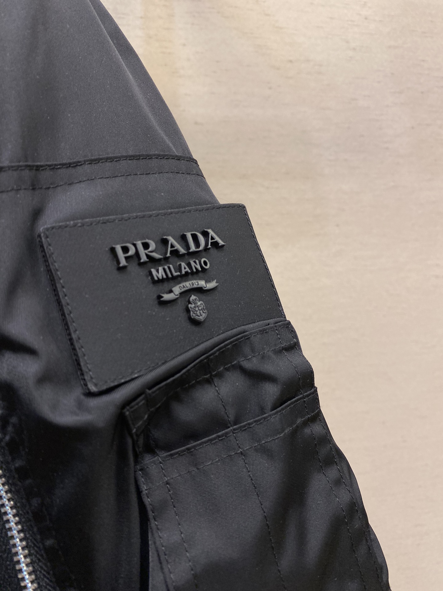 Prada2024年秋冬最新款羽绒服官网同步款在售全球订单流出物客供进口聚脂纤维面料防水面料原厂五金配件