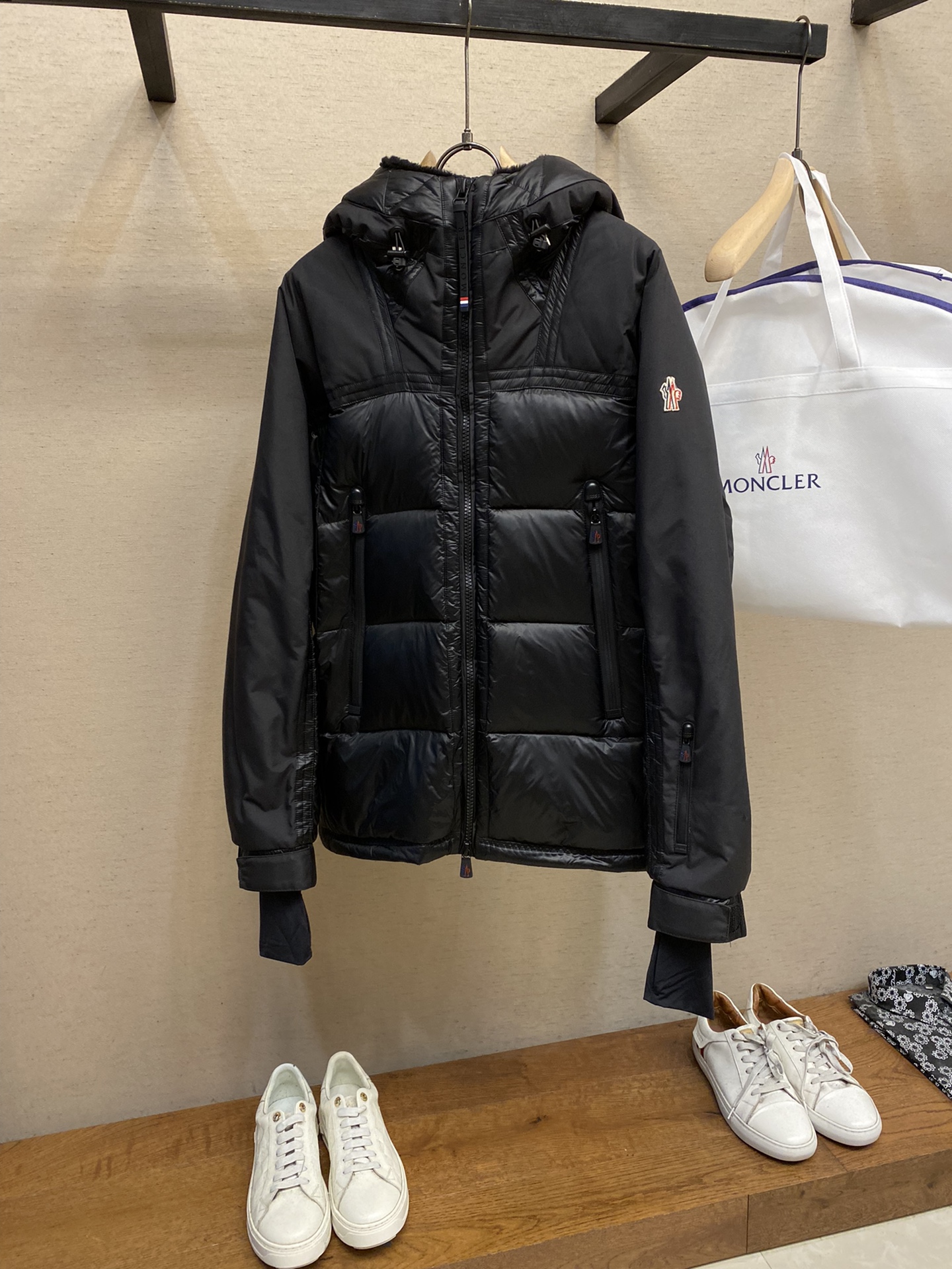 NO:653526,Moncler and Mon family's vertical and horizontal ski jackets are on sale. OEM export-level order goods. Perfect appearance, ultimate texture, and full urban tailoring design, which can be called Mon's best. The autumn and winter Mon*ler ski down jacket is an immortal legend that highlights the style and temperament. The ultimate casual outdoor down jacket, giving you caring warmth in the cold winter. Excellent functionality and thermal protection are the basic principles that every Grenble must have. The excellent European standard DIST90 white duck down and 10 feathers are treated with direct down filling technology. It has strong warmth retention, is light and breathable, and has no odor! The latest Gore-tex nylon fiber fabric, the high-grade product of the adhesive type has a more significant waterproof, windproof and breathable effect. It is different from the PU coated fabrics on the market. The interior is made of Toray high-gloss polyester nylon fabric, with undoubtedly superior texture and feel. It has excellent windproof, cold-proof and warm-keeping effects, and the lock-velvet design is no ordinary! The large hood-shaped collar design is not removable. You can feel the presence of warmth at a glance, and the efficient thermal insulation measures can lock in the warmth in minutes. The inner part is equipped with an elastic wind and snow skirt designed to provide better wrapping, and the windproof and cold-proof effect is more significant. The taped waterproof zipper design is also an essential skill for Grenble ski clothing. Size M-3xl Color black,khaki,skirts,down jacket,hats,alexander wang19860909Moncler、Mon家族纵横款滑雪服亮相发售.代工厂出口级别订单货品.品相完美,质感极致,裁剪设计都市感十足,堪称Mon一绝. 秋冬Mon*ler 滑雪羽绒服 彰显造型气质的不朽传奇.极致款的休闲户外型羽绒服,寒风凛冽的冬季让您拥有关怀备至的温暖. 卓越的功能性与保暖防护是每一件Grenble所必备的基本准则.优异的欧标DIST90白鸭绒10羽毛进行直充绒技术处理.保暖性极强,轻便透气,无异味! 最新型的Gore-tex尼龙纤维面料,压胶型的高级产品防水防风透气效果更显著.区别于市面的PU涂层的面料. 内里东丽高光聚脂尼龙面料,质感及手感毋庸置疑的优越.防风抗寒保暖效果极佳,锁绒设计绝非一般! 兜帽型大围领设计,不可拆卸.一眼就能感觉出暖和的存在,高效的保暖措施让温暖分分钟锁住. 内里配备弹性风雪裙设计包裹性更好,防风抗寒效果更为显著.压胶防水型拉链设计这也是Grenble系滑雪服的必备技能. 尺码M-3xl 颜色黑色,卡其,,skirts,down jacket,hats,alexander wang,Men's clothing