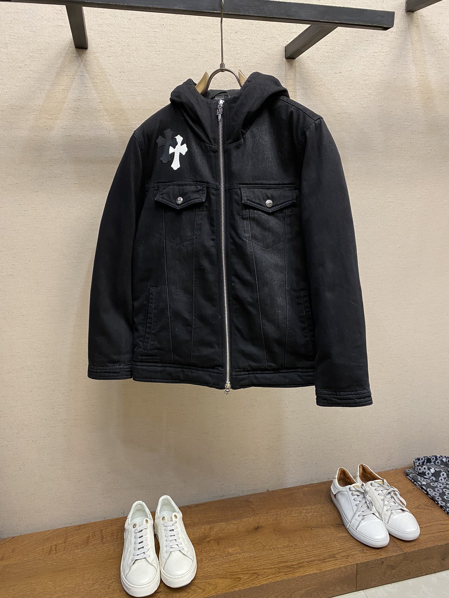 NO:626185,CH Croixin 24SS latest men's hooded denim down jacket cross jacket. Heavy hardware!  It has a strong sense of high-end, the fabric is comfortable and the upper body has a great fit. The accessories are all exclusively customized, warm and stylish, simple and elegant!  Selected 90% white duck down, the best choice to keep warm and keep out the cold in autumn and winter!  Color black. Regular fit!  Sizes S-XL,,chrome hearts,jackets & coats,down jacket,hats,alexander wang19860909CH克罗心24SS最新款男士连帽牛仔羽绒服 十字架外套.重工五金！高级感强 面料舒适上身版型超赞 辅料都是独家定制 保暖有型、简单大方款式！精选90白鸭绒 保暖、秋冬御寒的最佳选择！颜色黑色.常规版型！ 尺码S-XL,,chrome hearts,jackets & coats,down jacket,hats,alexander wang,Men's clothing