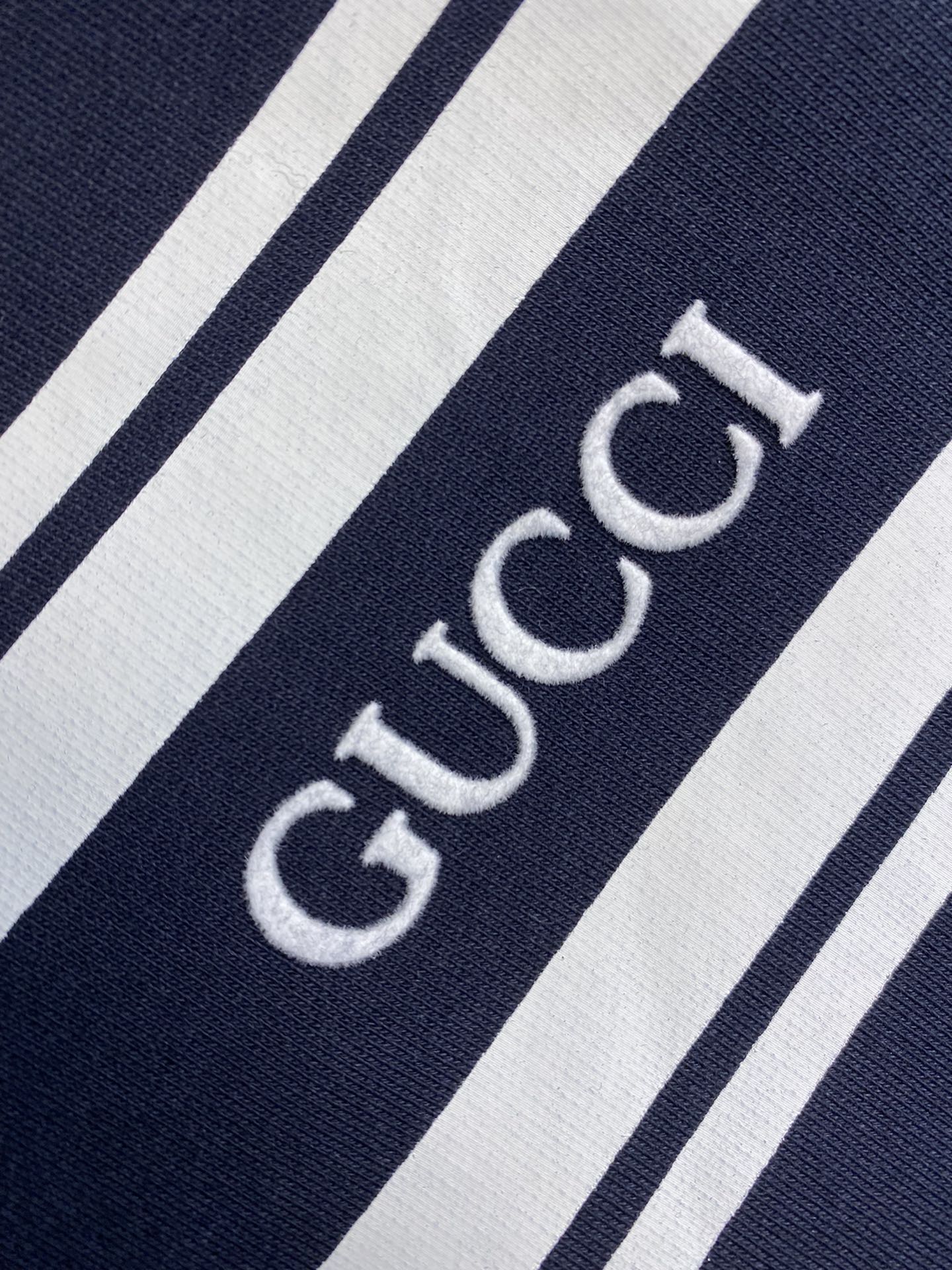 🌟🌟Gucci、 GG字母横条海军蓝情侣款毛圈棉卫衣
 时髦百搭的基础款卫衣，海军蓝配色让整体气质加分，