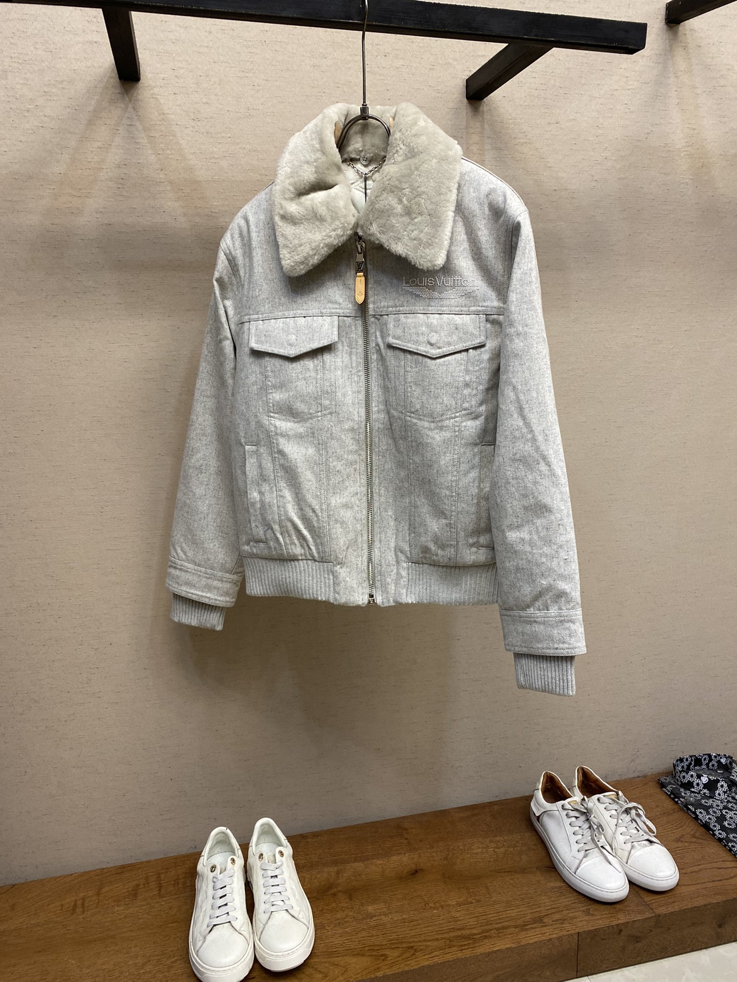 NO:522459,1V/Louis FW24 new Ski ski series wool lapel zipper jacket uses customized wool fabric. The fabric is customized for 1 month. The wool collar is detachable and the back collar logo is embellished. It can be matched with the lower parts of the same season to create a fashionable look. It can be used in various occasions. Customized auxiliary materials, complete three standards, the same style as men and women!  Size S-XL, louis vuitton, jackets & coats, jackets & coats, alexander wang198609091V/路易 FW24新款 Ski滑雪系列羊毛翻领拉链夹克外套 采用定制羊毛面料,面料定制耗时1个月之久,可拆卸毛领,后领徽标皮标点缀,能与同季下装搭配营造时尚造型,驾驭各种场合,定制辅料,三标齐全,男女同款！ 尺码S-XL,,louis vuitton,jackets & coats,jackets & coats,alexander wang,Men's clothing