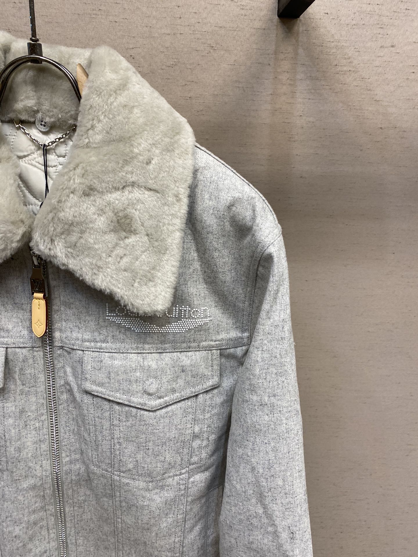 🌟🌟 1V/路易 FW24新款 Ski滑雪系列羊毛翻领拉链夹克外套采用定制羊毛面料，面料定制耗时1个月之