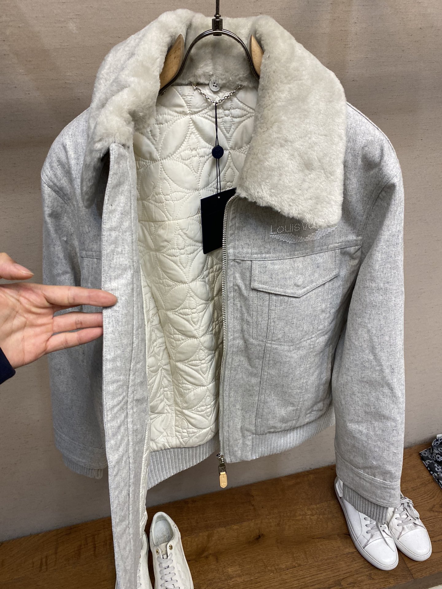🌟🌟 1V/路易 FW24新款 Ski滑雪系列羊毛翻领拉链夹克外套采用定制羊毛面料，面料定制耗时1个月之