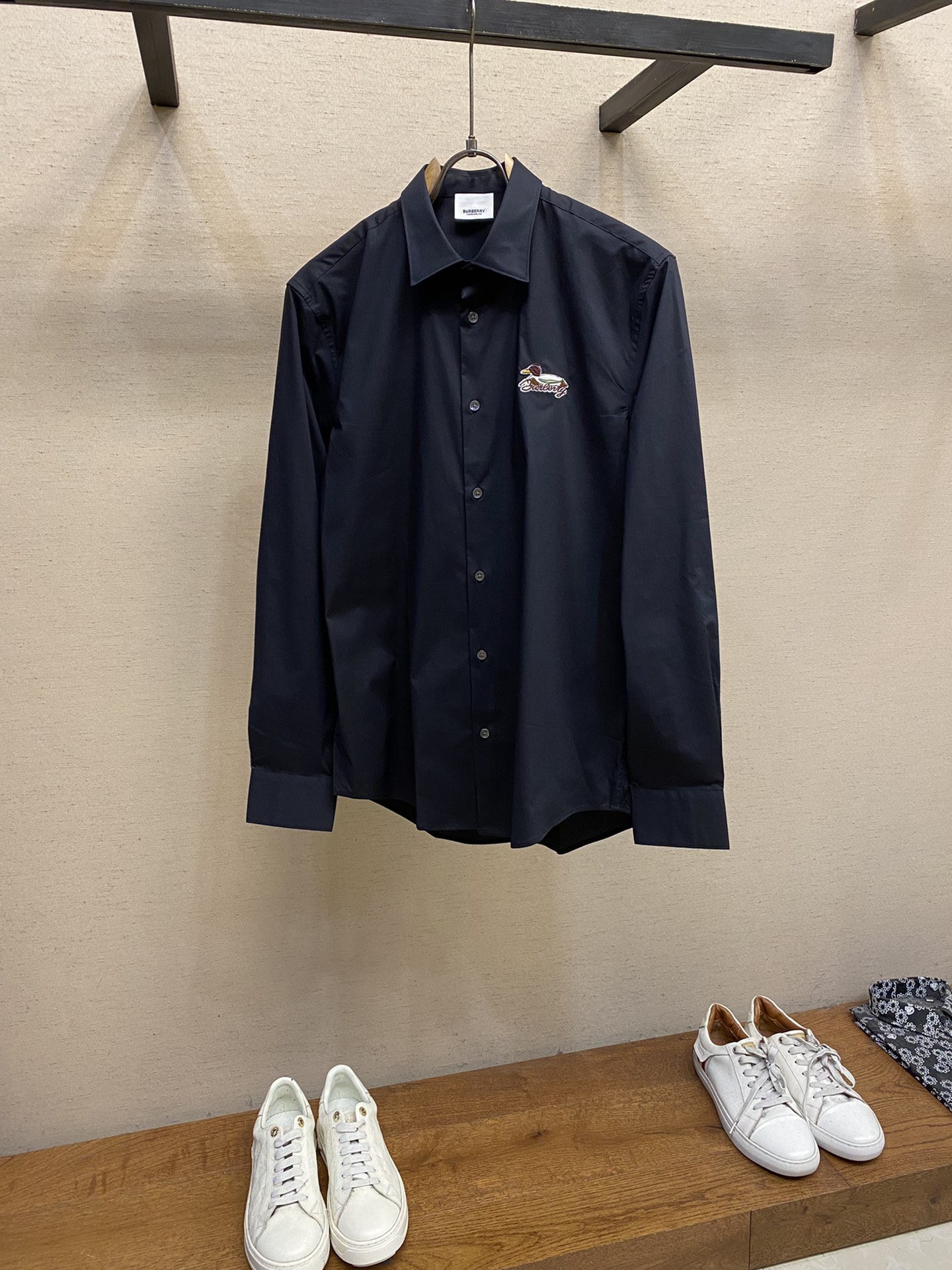 NO:951982,BBR, BUR solid color embroidered duck new men's high-end fashion high-count cotton fabric Logo embroidered men's small pointed collar business casual long-sleeved shirt!  !  !  !  !  !  !  The design is in line with Barry's aesthetic design, with a large logo embroidered on the chest, which is very recognizable. It is a soul-like modification, quite fashionable, and full of British accent!  The details are full of high-end and luxurious shell buckle embellishments, paired with a small lapel design, which is both age-reducing and fashionable. It is full of energy and can easily highlight your temperament. The upper body effect is smart and neat, with both style and style. It is a versatile and practical shirt!  The fabrics are selected from high-grade imported ready-made high-count cotton fabrics, custom-woven and dyed in the tailor-made process of well-established workshops. It is an extremely luxurious and special material. The fabric properties are all treated with superior craftsmanship. The fabric has extremely high gloss, the mesh structure is delicate and natural, and the comfort and breathability are perfect. The tactile experience is self-evident, and you can enjoy the ultimate luxury!  The details are full of craftsmanship, and the accessories are all provided by customers. The workmanship is extremely rigorous and elegant. The overall outline structure continues the basic shape of the B family, expressing the simple and elegant characteristics in place!  Size S-2xl Color black, white Size S shoulder width 46cm - chest 102cm - dress length 74cm - sleeve length 63cm M size shoulder width 47cm - chest 106cm - dress length 75cm - sleeve length 64cm L size shoulder width 48cm - chest 110cm - dress length 76cm - sleeve length 65cm  XL size has shoulder width 49cm - chest size 114cm - length 77cm - sleeve length 66cm. Size XXL size has shoulder width 50cm - chest size 118cm - length 78cm - sleeve length 67cm,,burberry,shirts,19860909BBR、BUR净色刺绣鸭子新品男士高端时装款高支棉面料Logo刺绣男士小尖领商务休闲长袖衬衫！！！！！！！ 设计符合巴*莉美学设计,胸前刺绣大Logo打造,辨识度非常鲜明,属于灵魂式的修饰,颇具时髦感,满满的英伦腔调！细节之处尽显高级奢侈感十足的贝壳扣点缀,搭配小翻领设计,减龄又时髦,充满活力且极易凸显出气质感,上身效果干练利落,型格兼具,百搭实穿性极好的一款衬衫！ 面料甄选高级进口成衣高支棉面料,老牌工坊成衣工序定织定染,极为奢华特殊的材质,面料属性皆为上乘工艺处理,面料光泽度极高,网眼结构细腻自然,舒适性与透气性完美兼备,触感体验不言而喻,奢华极致享受！细节之处尽显匠心工艺,辅料皆为客供,做工极为严谨考究,通体的轮廓构造延续了B家基础形态,将简约大气的特征表现到位！ 尺码S-2xl 颜色黑色,白色 S码肩宽46cm-胸围102cm-衣长74cm-袖长63cm M码肩宽47cm-胸围106cm-衣长75cm-袖长64cm L码肩宽48cm-胸围110cm-衣长76cm-袖长65cm XL码肩宽49cm-胸围114cm-衣长77cm-袖长66cm XXL码肩宽50cm-胸围118cm-衣长78cm-袖长67cm,,burberry,shirts,,Men's clothing