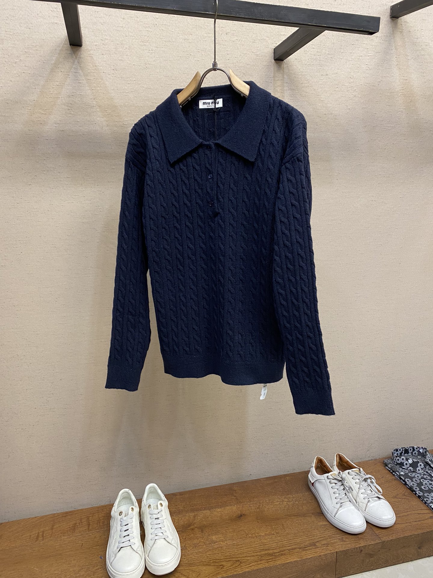 NO:530902,Mui Miu Cashmere POLO Shirt Customized 58 cashmere wool, 27-eye, 15-milli-blue blend fabric is a process of mixing wool with one or more other fibers. After adding other fibers, it makes up for the disadvantage of wool's easy to wear, making the fabric more durable, and keeping the clothes well flat during wear and storage. Fiber blends with moisture-absorbing and breathable properties can enhance the breathability and moisture removal of the fabric. This cashmere knitted Polo Shirt combines crimp knit and rib knit patterns. Decorated with Miu Miu logo patches, adding iconic elements.  Process 1: Using imported jacquard machine, a process of forming patterns during fabric weaving. The lifting and lowering of warp yarns are controlled by the jacquard mechanism to form different patterns with the weft yarns. The patterns formed during the weaving process have a certain raised effect, making the fabric more layered and three-dimensional. The pattern weaving into the fabric structure is more washable and wear-resistant than the printed and dyed patterns, and it is not easy to fade and deform after multiple washings. Process 2: The fixed-dye fabric is a fabric dyed according to specific colors, quality and other requirements. The fabric achieves the desired color effect. Size 36, 38, 40,, miumiu, alexander wang19860909Mui Miu 羊绒POLO衫 定制58羊绒毛、27睛、15绵纶的混纺面料,是将羊毛与一种或多种其他纤维混合纺织的工艺.加入其他纤维后,弥补了羊毛易磨损的缺点,使织物更加耐用,使衣物在穿着和存放过程中保持较好的平整度.具有吸湿透气性能的纤维混纺,可增强织物的透气和排湿功能. 这款羊绒针织Polo衫融合了绞花针织和罗纹针织图案.饰以Miu Miu徽标贴饰,增添标志性元素. 工艺1:采用进口提花机,一种在织物织造过程中形成花纹图案的工艺.通过提花机构控制经纱的升降,与纬纱交织形成不同的图案.织造过程中形成的图案具有一定凸起效果,使面料更具层次感和立体感.图案织入面料结构,比印染图案更耐洗耐磨,多次洗涤后不易褪色变形. 工艺2:定染面料,是根据特定的颜色、品质等要求进行染色的面料.使面料达到所需的颜色效果. 尺码36,38,40,,miumiu,alexander wang,Men's clothing