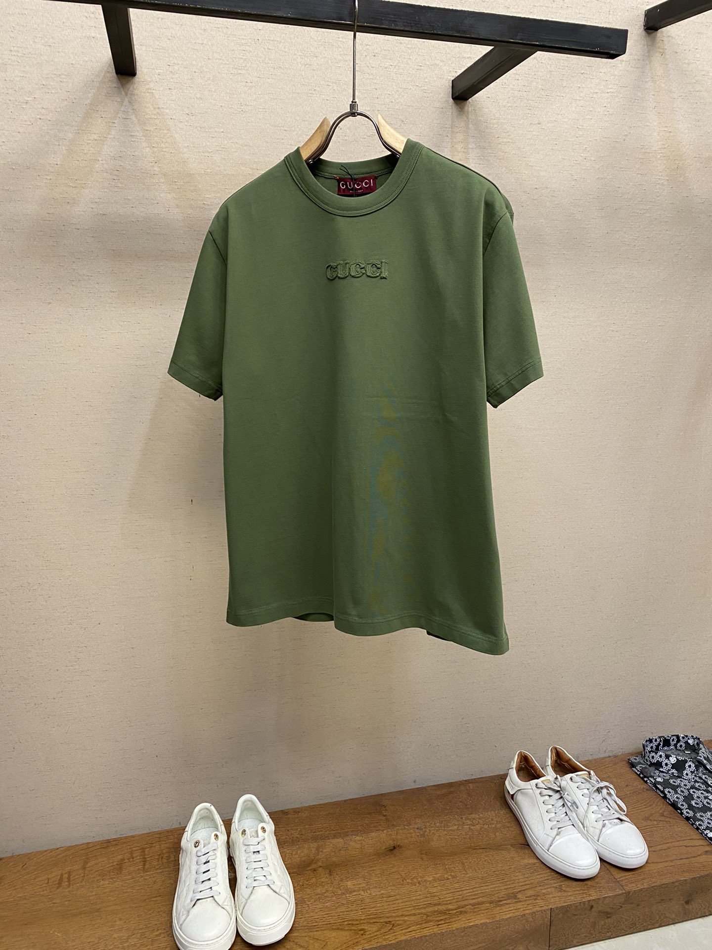 NO:485080,Gucci, G Home G*cci/Gucci brand elements continue to be innovative, and sincerely interprets casual T-shirts and knitted clothing. This T-shirt is made of knitted heavy cotton, ingeniously embellishing Gucci embroidery, and laundry washing craftsmanship!  Pure cotton products are recommended to dry cleaning or reverse laundry bag wrapped in cold water and quickly machine washing and drying naturally Size S-XL Color black, white, green, gucci, gucci, gucci, tees, t-shirt, alexander wang19860909Gucci、 G家G*cci/古驰品牌元素继续推陈出新,诚挚演绎休闲T恤和针织服饰.这款T恤以针织重磅纯棉打造,匠心缀饰Gucci刺绣,成衣洗水工艺！ 纯棉制品建议干洗或反面洗衣袋包裹冷水快速机洗自然晾干 尺码S-XL 颜色黑色,白色,绿色,,gucci,gucci,gucci,tees，t-shirt,alexander wang,Men's clothing