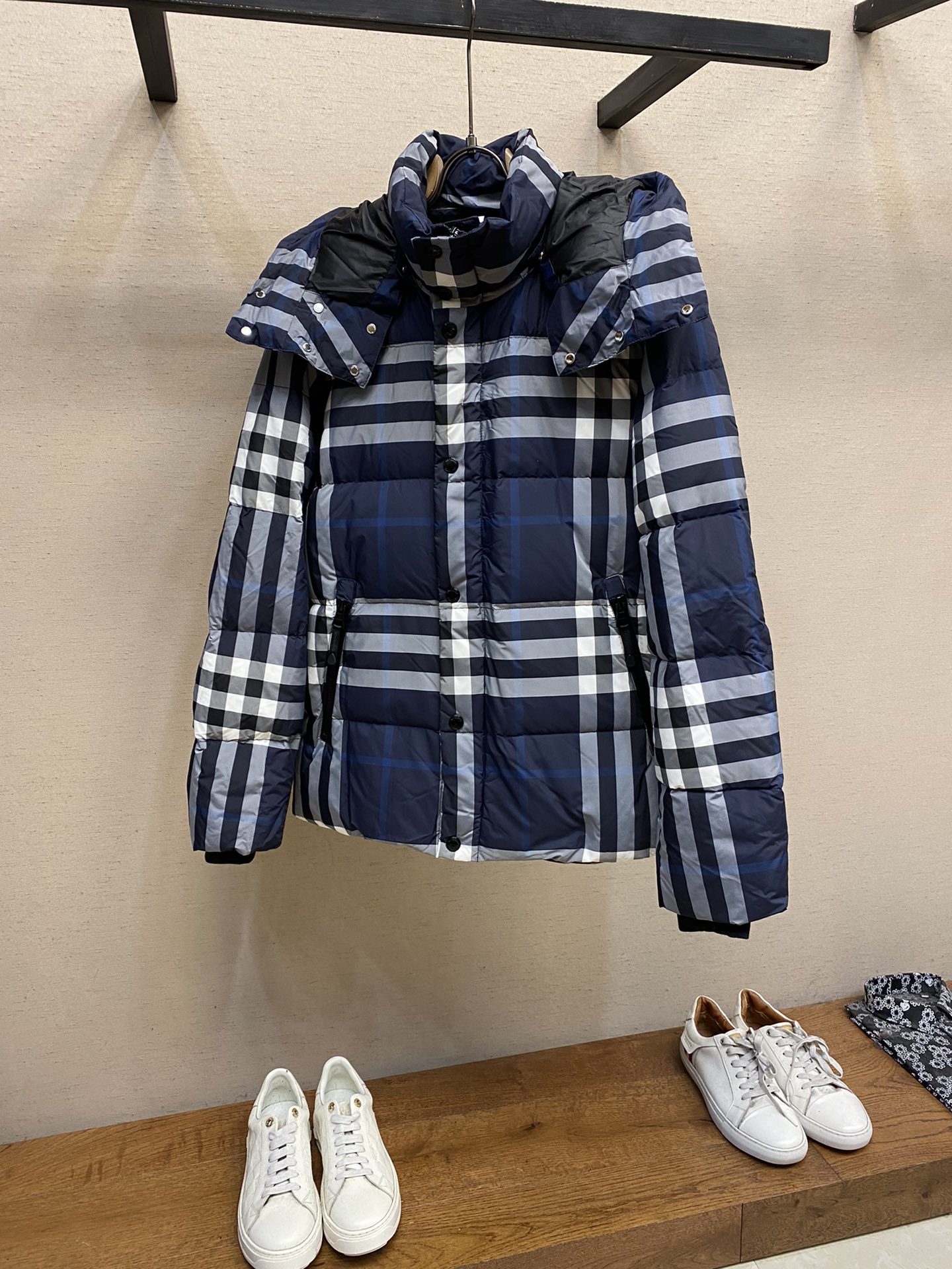 NO:644796,BBR Plaid Down Jacket Welcome to compare the quality of any details. Exclusive. Feel free to compare the details. Full of sincerity. The large body fabric is custom-woven for 2 months. Many parts of the body are aligned with the strips. The cutting space is very damaged. Flat patch pockets and patchwork are slightly uneven by half a centimeter. Remove and redo. The hat is detachable.  jacket,hats,alexander wang19860909BBR格子羽绒服外套 欢迎对比任何细节品质.独家 细节随意对比 诚意满满 大身面料定织2个月 大身多处对格对条 裁剪车位损耗很大 平车贴袋 拼缝 稍有半公分不平 拆掉重做.帽子可拆 猪鼻扣 四合扣 五金全部开模 秋冬最爆的款 尺码S-XL,,jackets & coats,down jacket,hats,alexander wang,Men's clothing