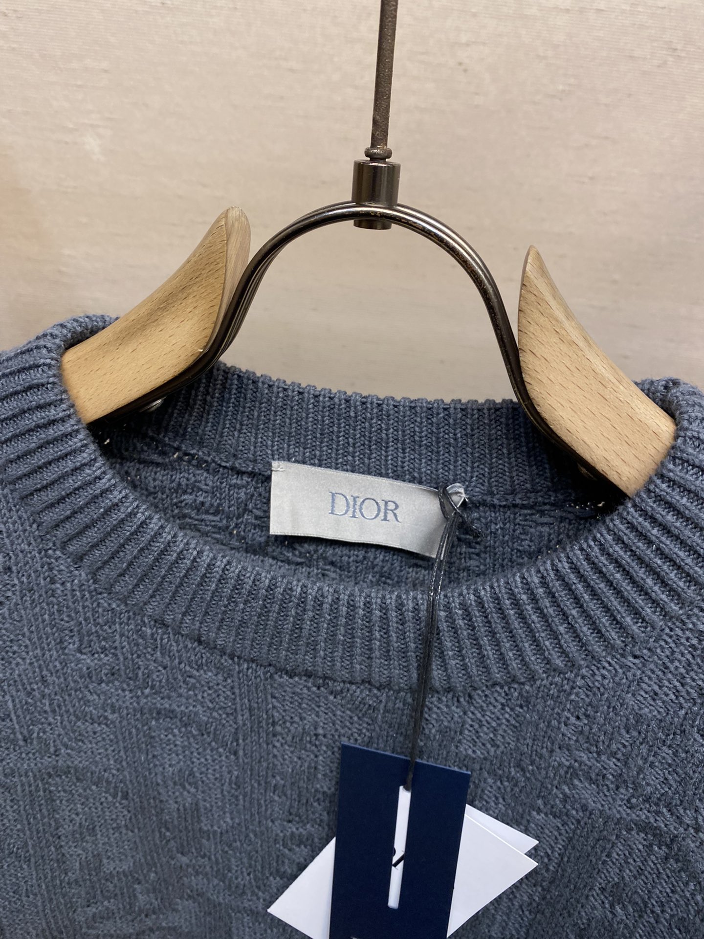 🌟🌟Dior， 新款针织衫突显 Dio 经典的 Oblique 印花。采用灰色棉质混纺提花面料精心制作，