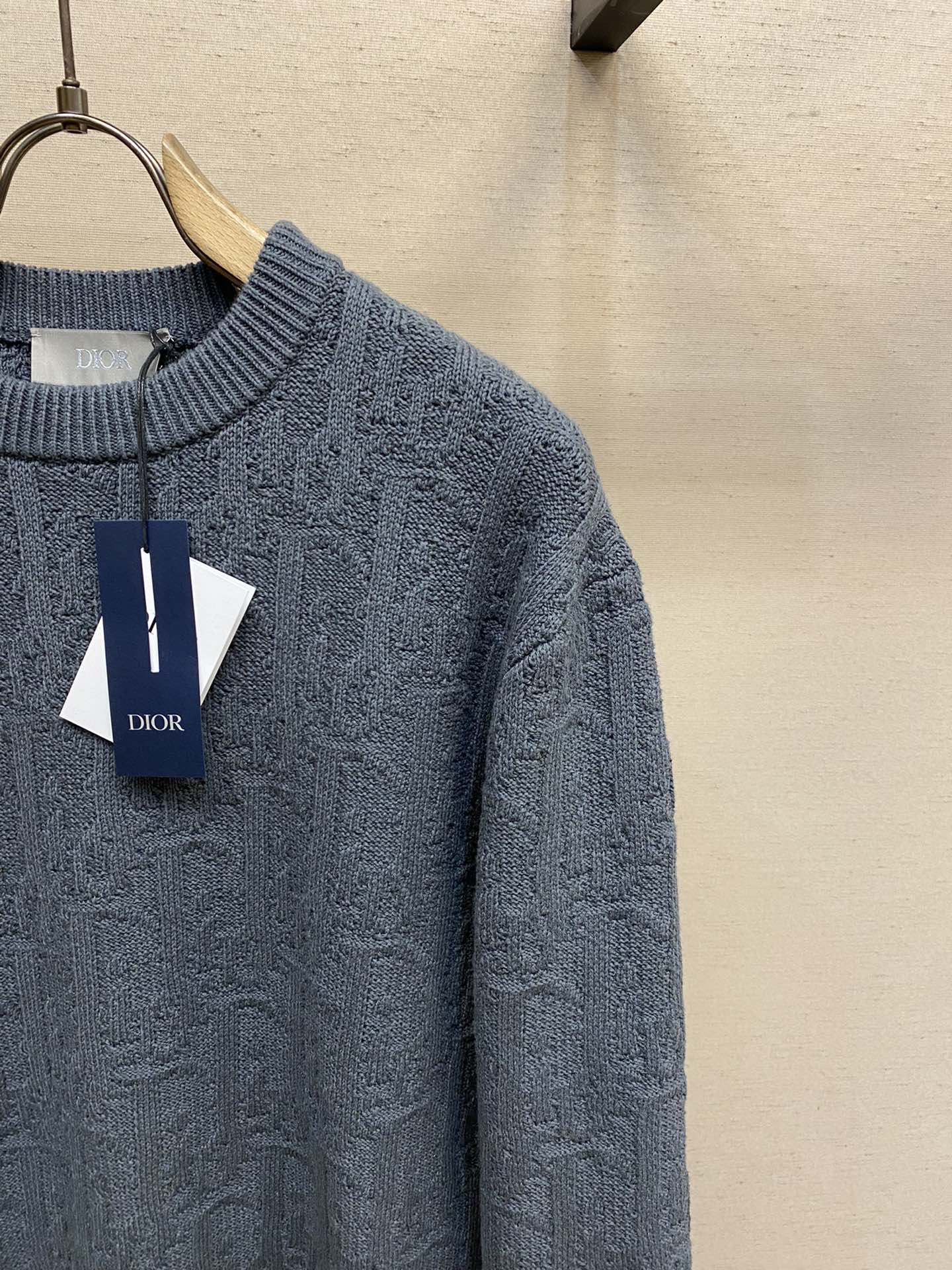 🌟🌟Dior， 新款针织衫突显 Dio 经典的 Oblique 印花。采用灰色棉质混纺提花面料精心制作，