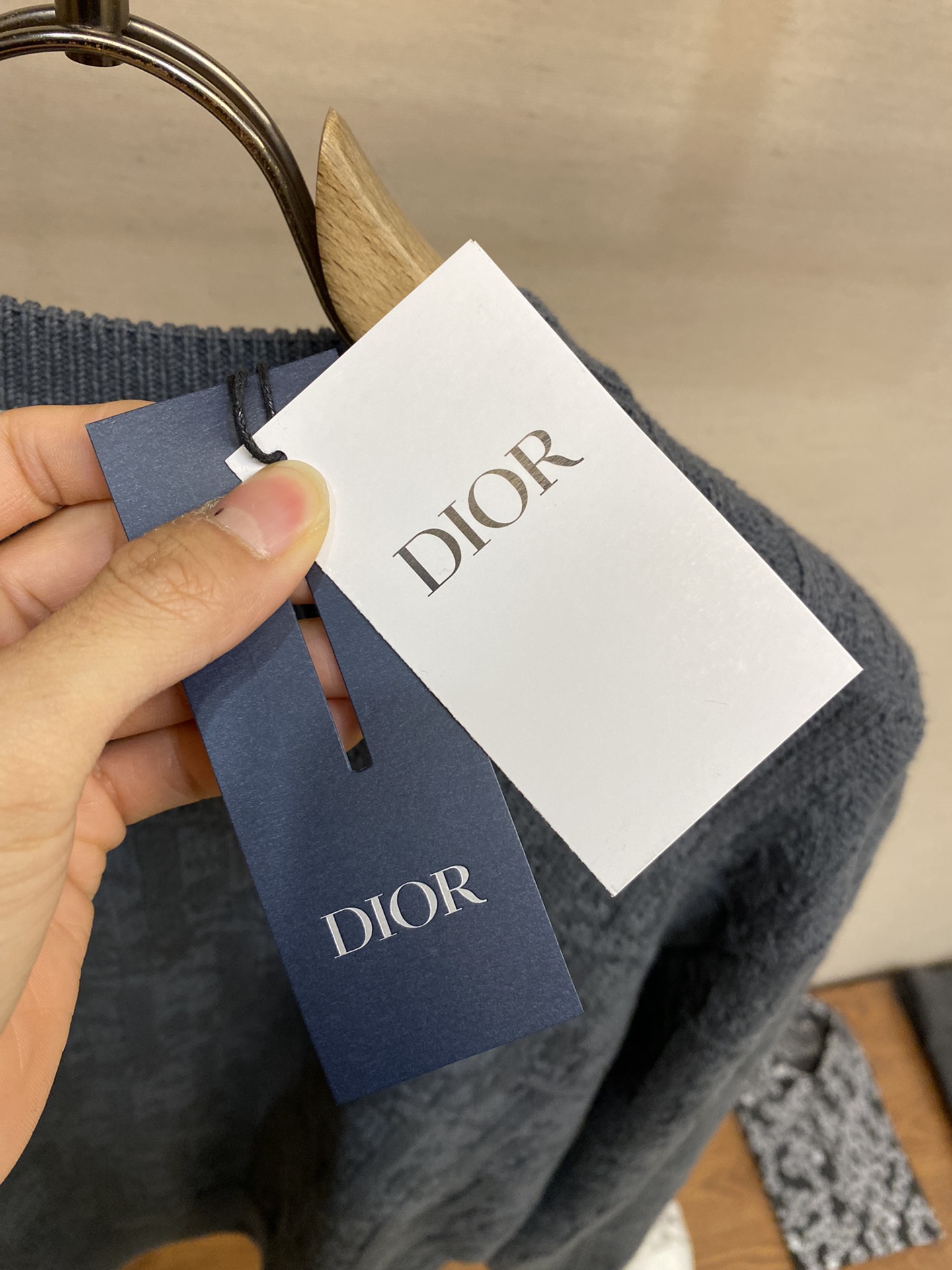 🌟🌟Dior， 新款针织衫突显 Dio 经典的 Oblique 印花。采用灰色棉质混纺提花面料精心制作，