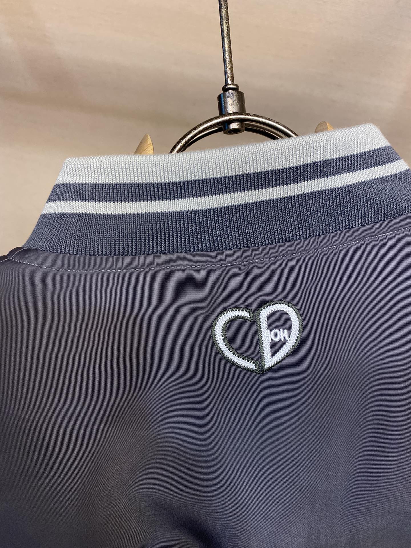 🌟🌟Dior， CD  字母刺绣薄款羽绒服夹克外套 低调奢华 宽松版型 上身休闲舒适 纽扣五金刻字 内里