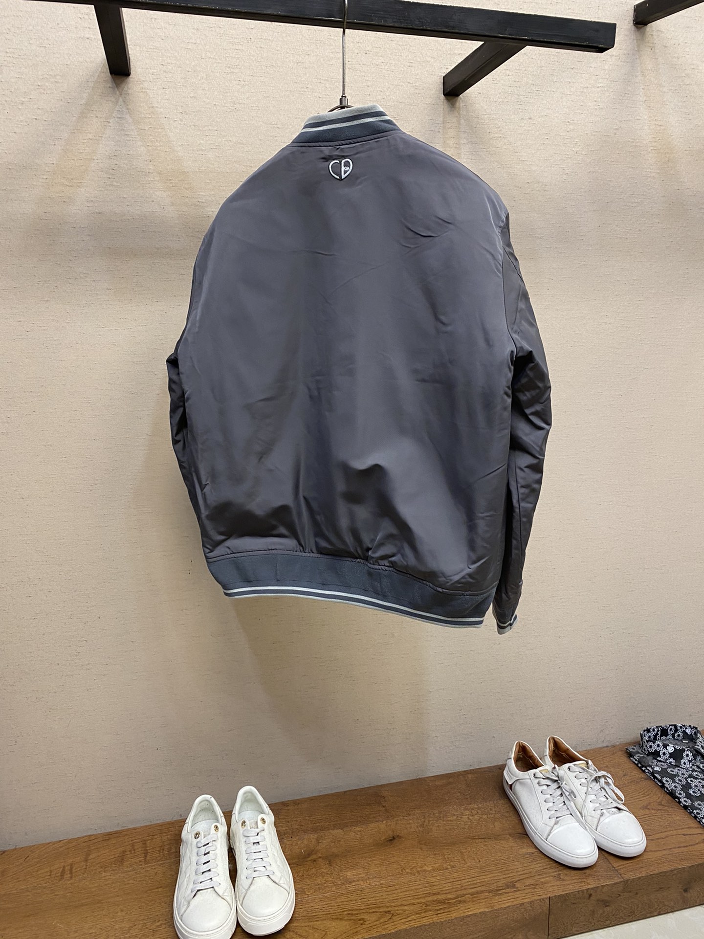 🌟🌟Dior， CD  字母刺绣薄款羽绒服夹克外套 低调奢华 宽松版型 上身休闲舒适 纽扣五金刻字 内里