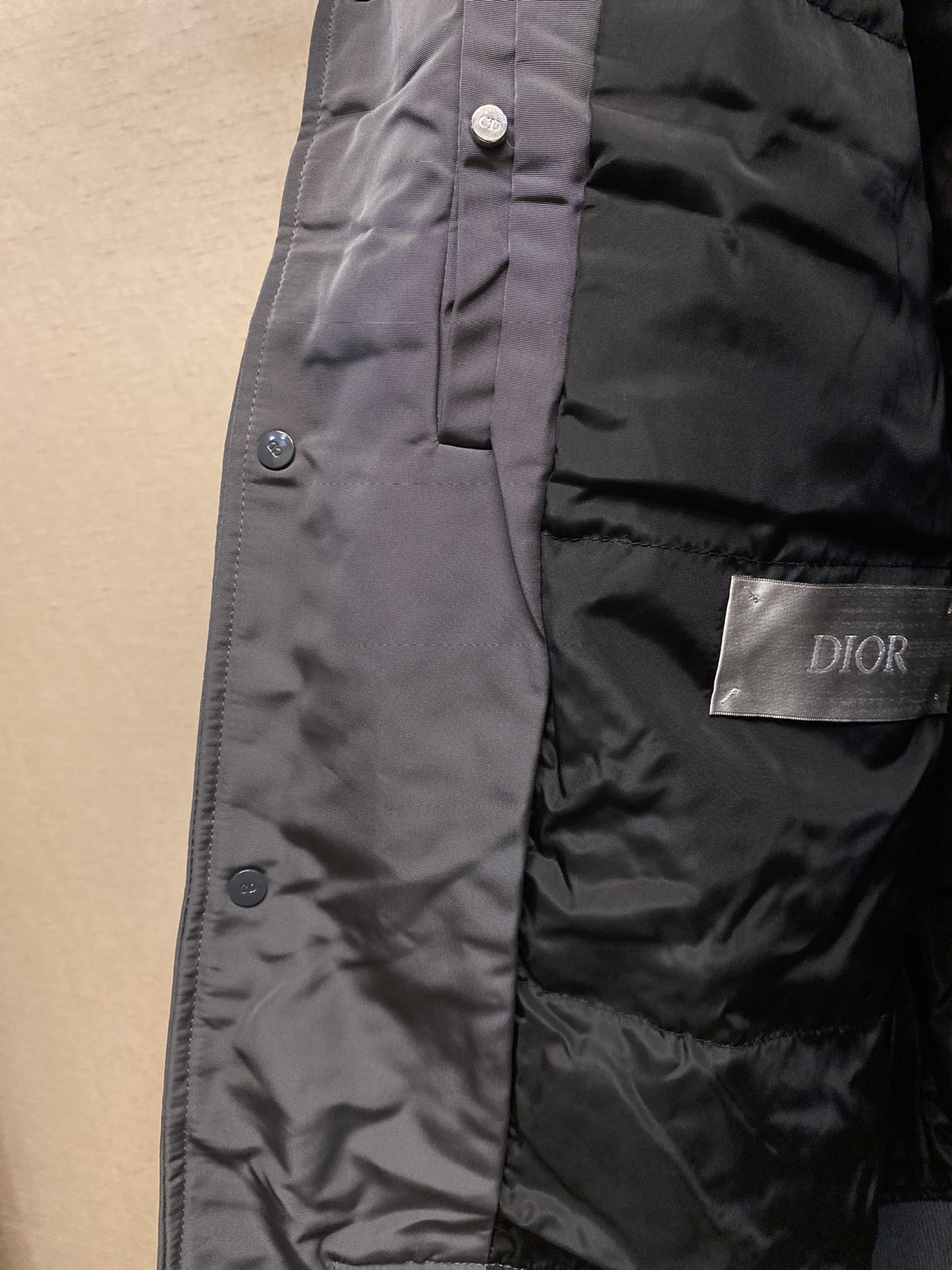 🌟🌟Dior， CD  字母刺绣薄款羽绒服夹克外套 低调奢华 宽松版型 上身休闲舒适 纽扣五金刻字 内里