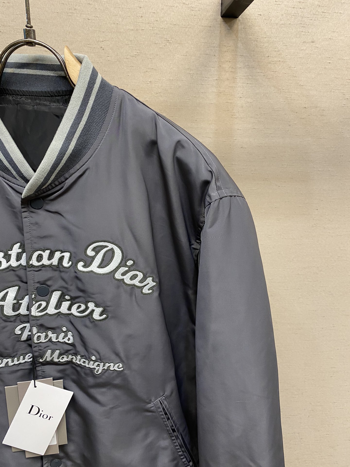 🌟🌟Dior， CD  字母刺绣薄款羽绒服夹克外套 低调奢华 宽松版型 上身休闲舒适 纽扣五金刻字 内里