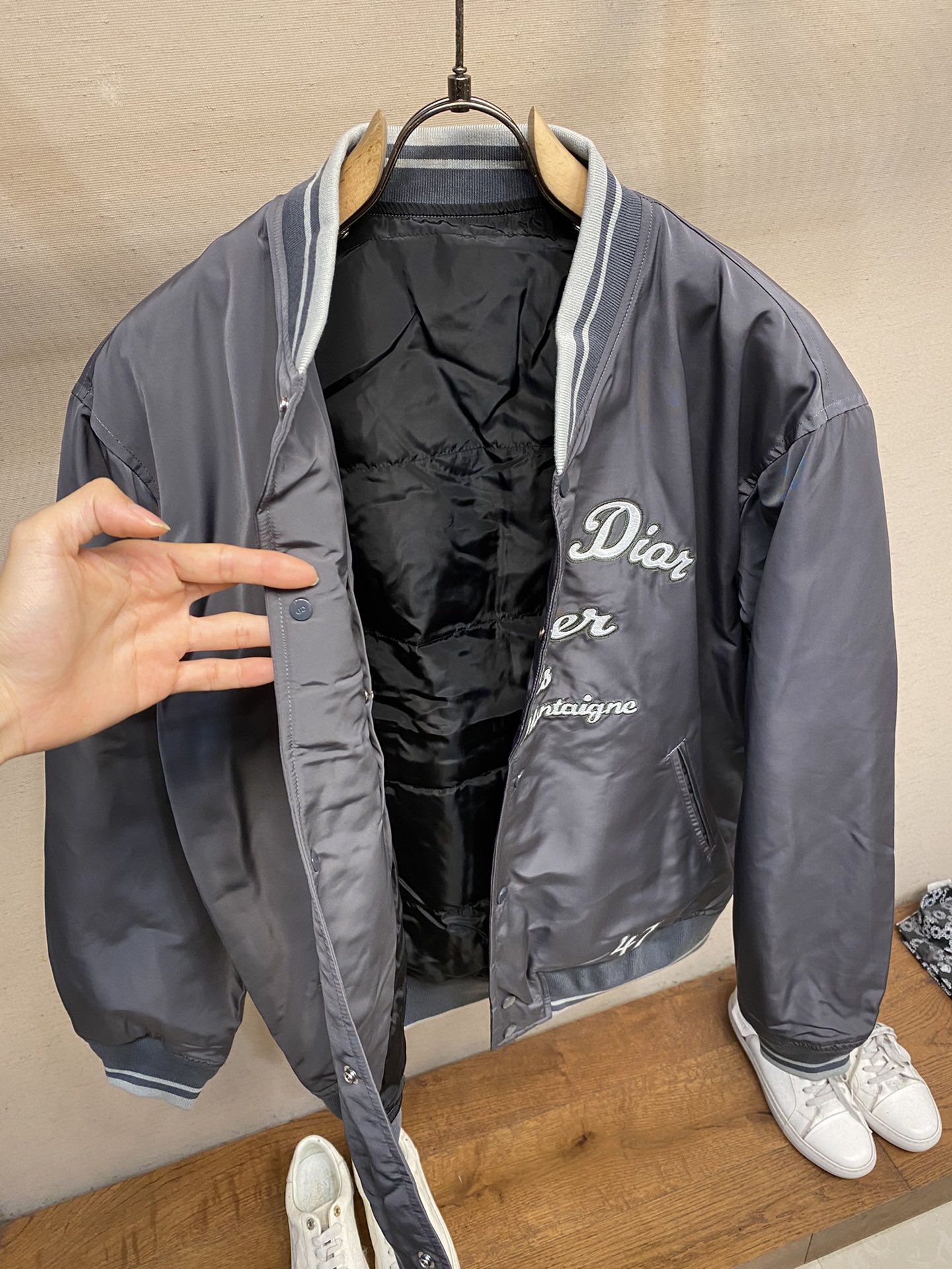 🌟🌟Dior， CD  字母刺绣薄款羽绒服夹克外套 低调奢华 宽松版型 上身休闲舒适 纽扣五金刻字 内里