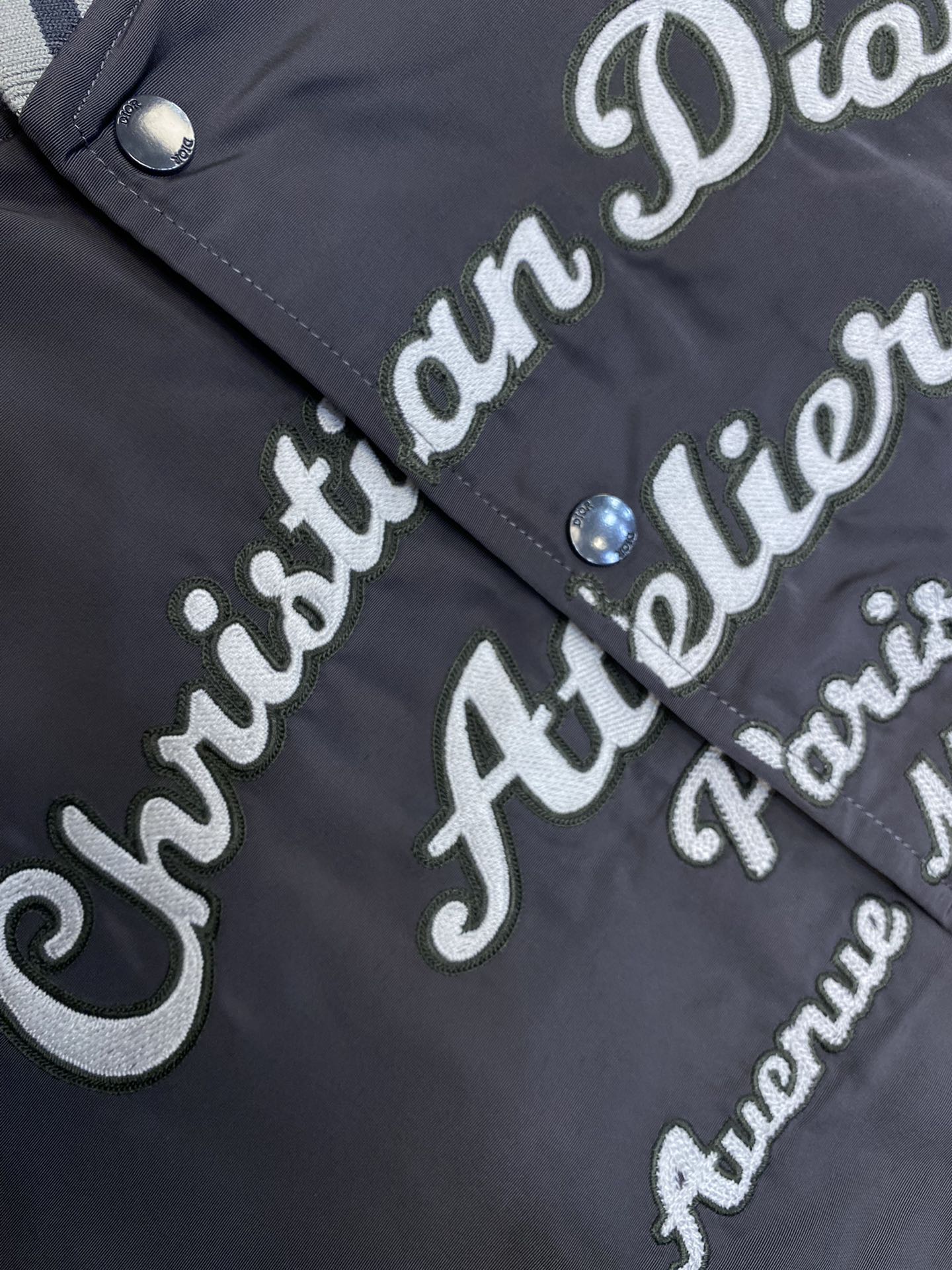 🌟🌟Dior， CD  字母刺绣薄款羽绒服夹克外套 低调奢华 宽松版型 上身休闲舒适 纽扣五金刻字 内里