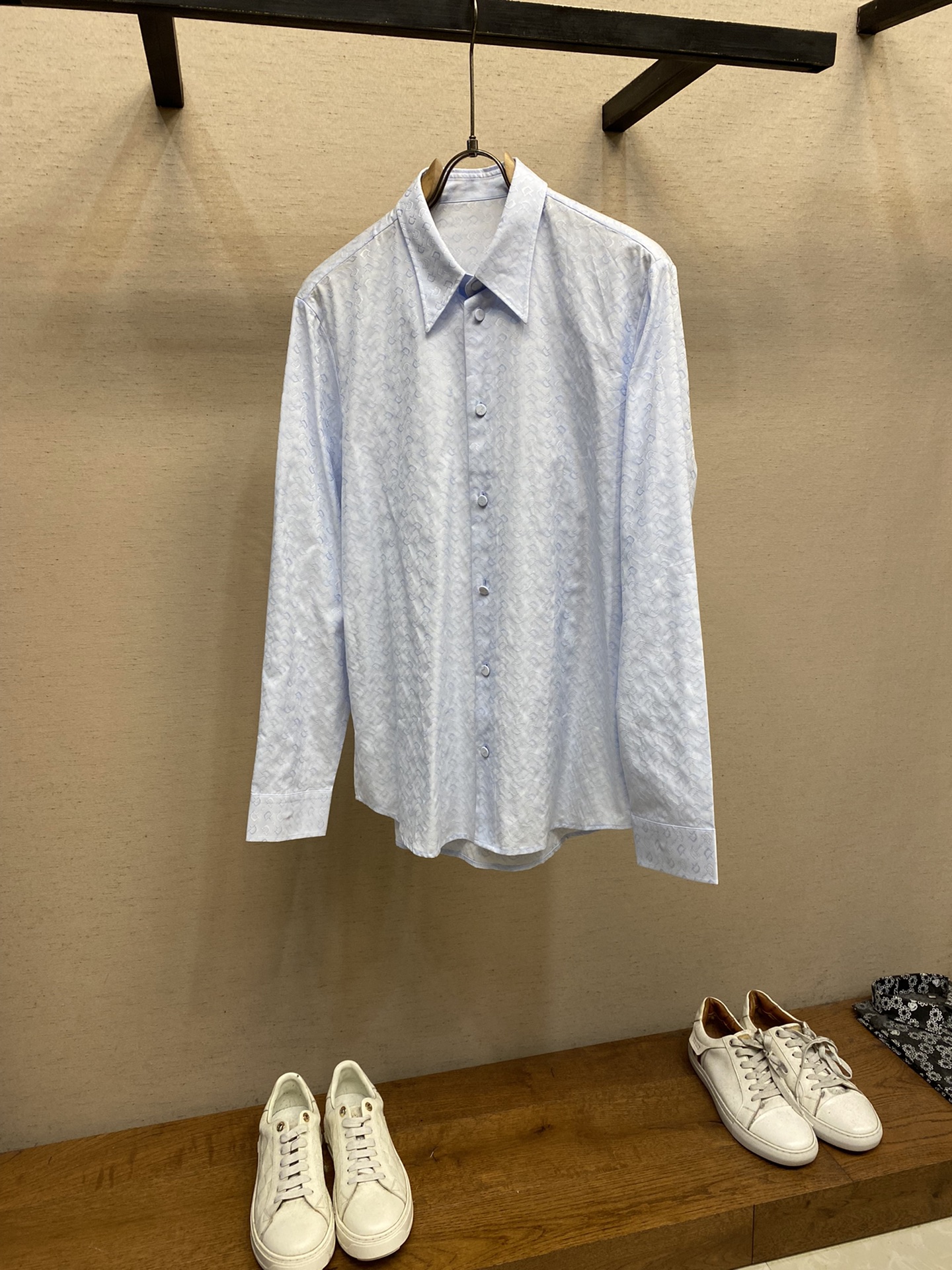 NO:952020,Gucci, Gucci's new horsebit jacquard cotton shirt!  !  !  !  !  !  !  This item is from the Gucci Lido series. The design is inspired by the summer style and beach clubs of the Italian coast. Gucci deeply explores the evening dress series and incorporates the iconic horsebit pattern into the exquisite and low-key style. This shirt has top-level temperament and a new expression of classics and fashion! Showing romantic aesthetics is the best classic beauty. Top-level display of temperament and starlight. Every detail reveals the charm of the brand. Size 38-43 Color White Black Sky Blue  38 Shoulder width 43 Bust 102 Clothes length 72 Sleeve length 62 39 Shoulder width 44 Bust 106 Clothes length 73 Sleeve length 63 40 Shoulder width 45 Bust 110 Clothes length 74 Sleeve length 64 41 Shoulder width 46 Bust 114 Clothing length 75 Sleeve length 65 42 Shoulder width 47 Bust 118 Clothing length 76 Sleeve length 66  43 shoulder width 48 bust 122 length 77 sleeve length 67,,gucci,shirts,19860909Gucci、Gucci新款马衔扣提花棉质衬衫！！！！！！！ 这款单品出自Gucci Lido系列,设计灵感源自意大利海岸的夏日风情和海滩俱乐部 Gucci深入探索晚礼服系列,在色调精致低调的款型中融入标志性马衔扣图案 这款衬衫拥有顶级气质加持 经典与时尚全新表现力!展浪漫美学 是最好看经典之美 顶级的展现气质和星光,每一个细节都透出品牌的魅力 尺码38-43 颜色白色 黑色 天蓝色 38肩宽43胸围102衣长72袖长62 39肩宽44胸围106衣长73袖长63 40肩宽45胸围110衣长74袖长64 41肩宽46胸围114衣长75袖长65 42肩宽47胸围118衣长76袖长66 43肩宽48胸围122衣长77袖长67,,gucci,shirts,,Men's clothing