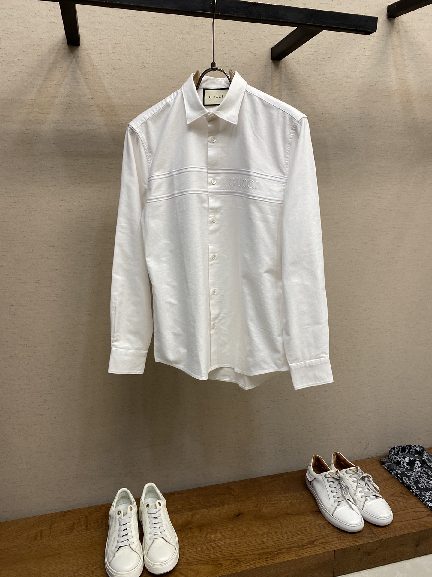 NO:952060,Gucci, a fashionable and simple short-sleeved shirt. This lightweight pique cotton shirt is made of pure cotton fabrics. It has a classic and simple design. It has refreshing tones and the color is super super. It is the most worth buying item this season. It has a simple and elegant design. It is a must-have for fashion and is easy to control!  !  !  !  !  !  !  !  !  The simple design is an indispensable style, with three-dimensional tailoring, moderate length to beautify the proportions of the upper body, and the shape is extremely modern and versatile!  Size S-2xl S size shoulder width 46cm-bust 102cm-shirt length 76cm-sleeve length 63cm M size shoulder width 47cm-chest 106cm-shirt length 77cm-sleeve length 64cm L size shoulder width 48cm-bust 110cm-shirt length 78cm-sleeve length 65cm XL size shoulder width 49cm-chest 114cm-shirt length 79cm-sleeve length 66cm  XXL size shoulder width 50cm-bust 118cm-length 80cm-sleeve length 67cm,,gucci,shirts,T-shirt,19860909Gucci,时尚简约短袖衬衫,本款轻盈珠地棉质衬衣采用全棉质地面料,经典简约设计搭配,清爽色调,颜色超超超超级赞,这一季最值得入手的单品,简约大气又精致的小设计,时髦精必入,超好驾驭！！！！！！！！！ 简约设计款不可或缺款式,立体剪裁,适中长度修饰美化上身比例,造型上极具现代百搭可塑性！ 尺码S-2xl S码肩宽46cm-胸围102cm-衣长76cm-袖长63cm M码肩宽47cm-胸围106cm-衣长77cm-袖长64cm L码肩宽48cm-胸围110cm-衣长78cm-袖长65cm XL码肩宽49cm-胸围114cm-衣长79cm-袖长66cm XXL码肩宽50cm-胸围118cm-衣长80cm-袖长67cm,,gucci,shirts,T-shirt,,Men's clothing