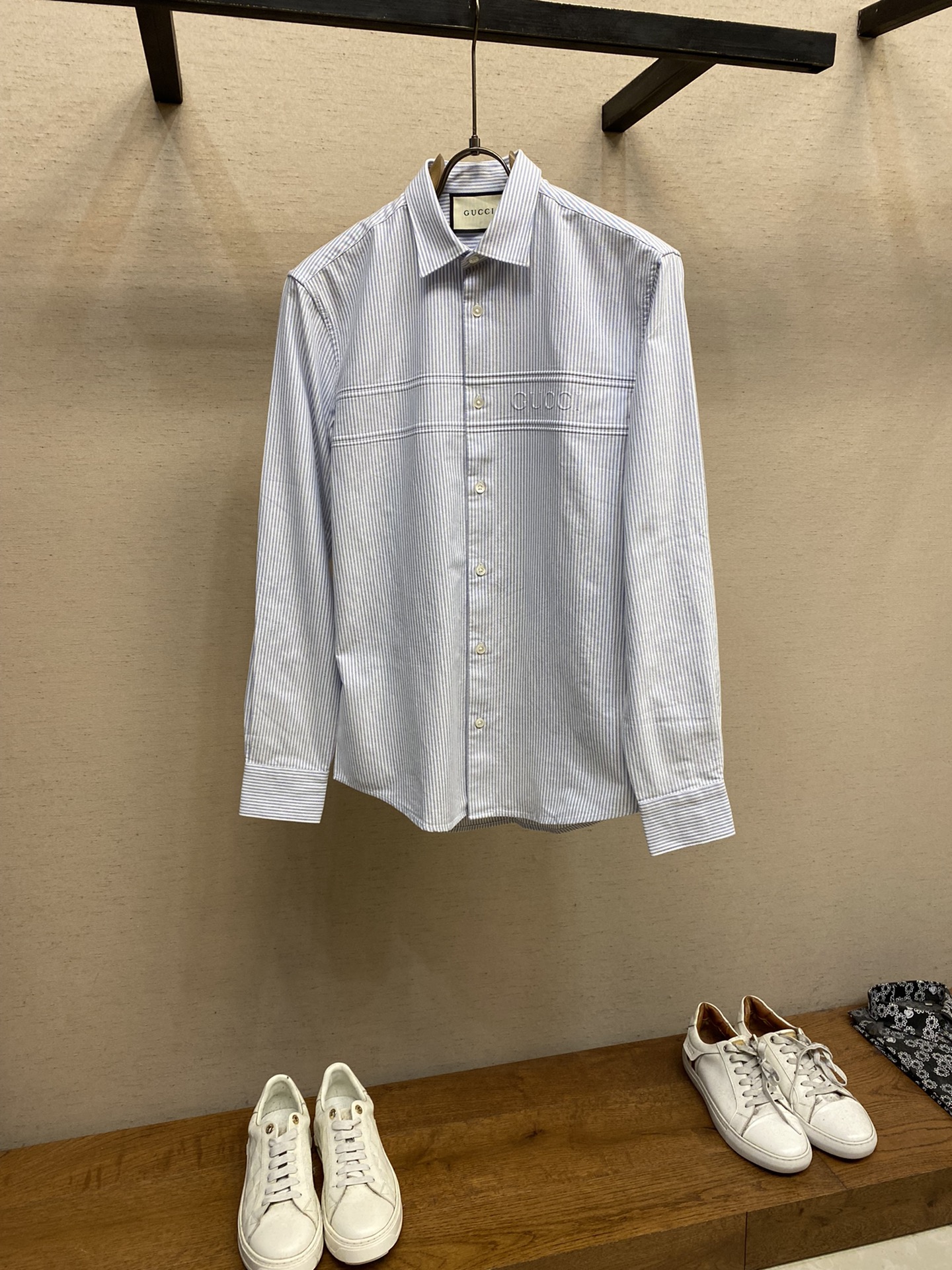 NO:951947,Gucci, a fashionable and simple short-sleeved shirt. This lightweight pique cotton shirt is made of pure cotton fabrics. It has a classic and simple design. It has refreshing tones and the color is super super. It is the most worth buying item this season. It has a simple and elegant design. It is a must-have for fashion and is easy to control!  !  !  !  !  !  An indispensable style with simple design, three-dimensional tailoring, moderate length to beautify the proportions of the upper body, and a very modern and versatile shape!  Size S-2xl S size shoulder width 46cm-bust 102cm-shirt length 76cm-sleeve length 63cm M size shoulder width 47cm-chest 106cm-shirt length 77cm-sleeve length 64cm L size shoulder width 48cm-bust 110cm-shirt length 78cm-sleeve length 65cm XL size shoulder width 49cm-chest 114cm-shirt length 79cm-sleeve length 66cm  XXL size shoulder width 50cm - bust 118cm - length 80cm - sleeve length 67cm,, gucci, shirts, T-shirt,19860909Gucci,时尚简约短袖衬衫,本款轻盈珠地棉质衬衣采用全棉质地面料,经典简约设计搭配,清爽色调,颜色超超超超级赞,这一季最值得入手的单品,简约大气又精致的小设计,时髦精必入,超好驾驭！！！！！！ 简约设计款不可或缺款式,立体剪裁,适中长度修饰美化上身比例,造型上极具现代百搭可塑性！ 尺码S-2xl S码肩宽46cm-胸围102cm-衣长76cm-袖长63cm M码肩宽47cm-胸围106cm-衣长77cm-袖长64cm L码肩宽48cm-胸围110cm-衣长78cm-袖长65cm XL码肩宽49cm-胸围114cm-衣长79cm-袖长66cm XXL码肩宽50cm-胸围118cm-衣长80cm-袖长67cm,,gucci,shirts,T-shirt,,Men's clothing
