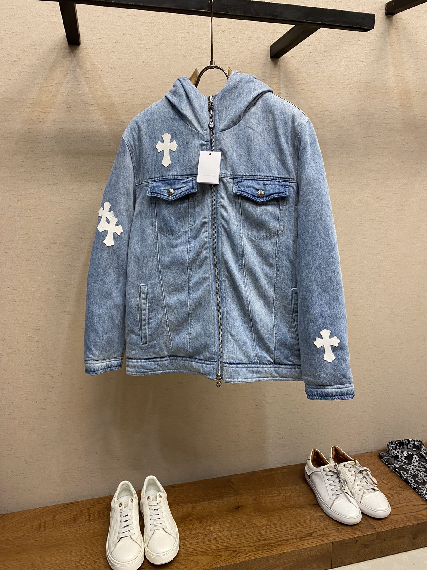 NO:626192,CH Croixin 24SS latest men's hooded denim down jacket cross jacket. Heavy hardware!  It has a strong sense of high-end, the fabric is comfortable and the upper body has a great fit. The accessories are all exclusively customized, warm and stylish, simple and elegant!  Selected 90% white duck down, the best choice to keep warm and keep out the cold in autumn and winter!  Color black. Regular fit. Sizes S-XL,,chrome hearts,jackets & coats,down jacket,hats,alexander wang19860909CH 克罗心24SS最新款男士连帽牛仔羽绒服 十字架外套.重工五金！高级感强 面料舒适上身版型超赞 辅料都是独家定制 保暖有型、简单大方款式！精选90白鸭绒 保暖、秋冬御寒的最佳选择！颜色黑色.常规版型 尺码S-XL,,chrome hearts,jackets & coats,down jacket,hats,alexander wang,Men's clothing